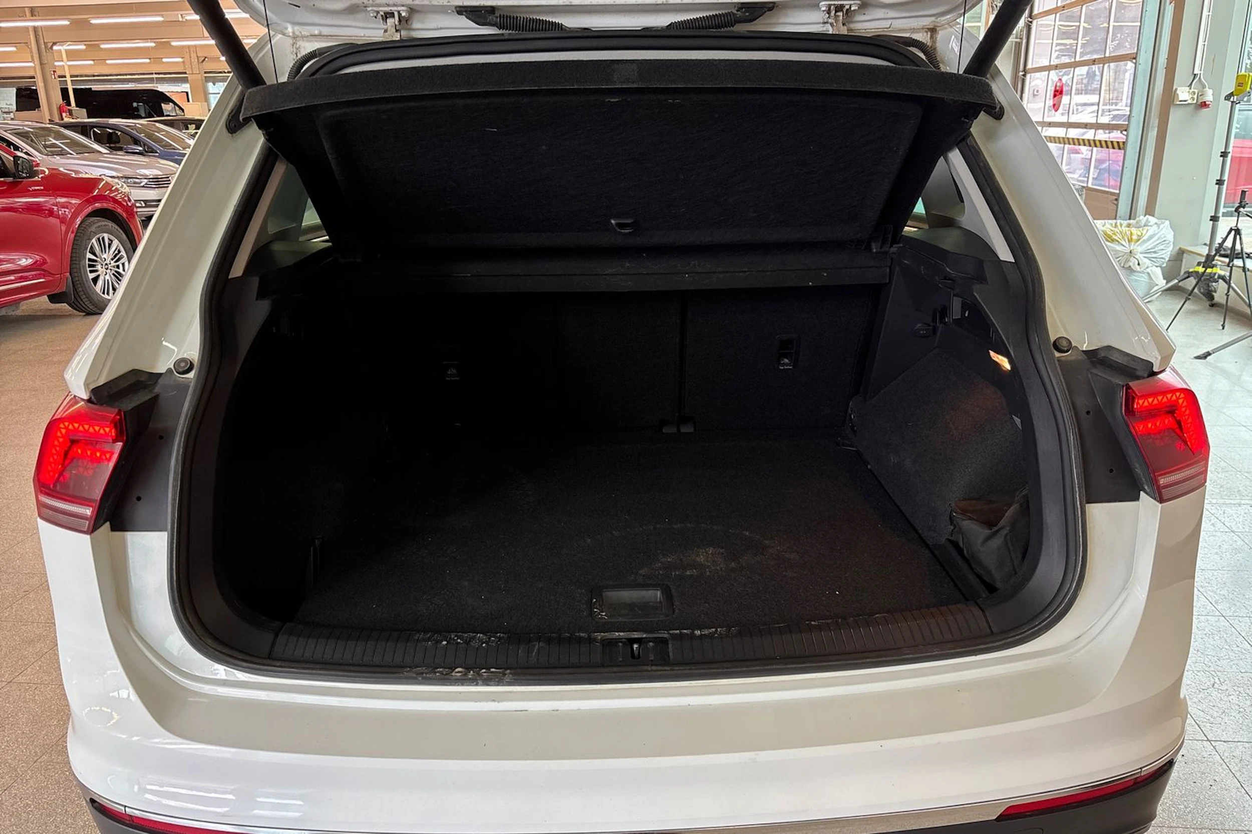 Valkoinen Volkswagen Tiguan 2018 kuva 28.