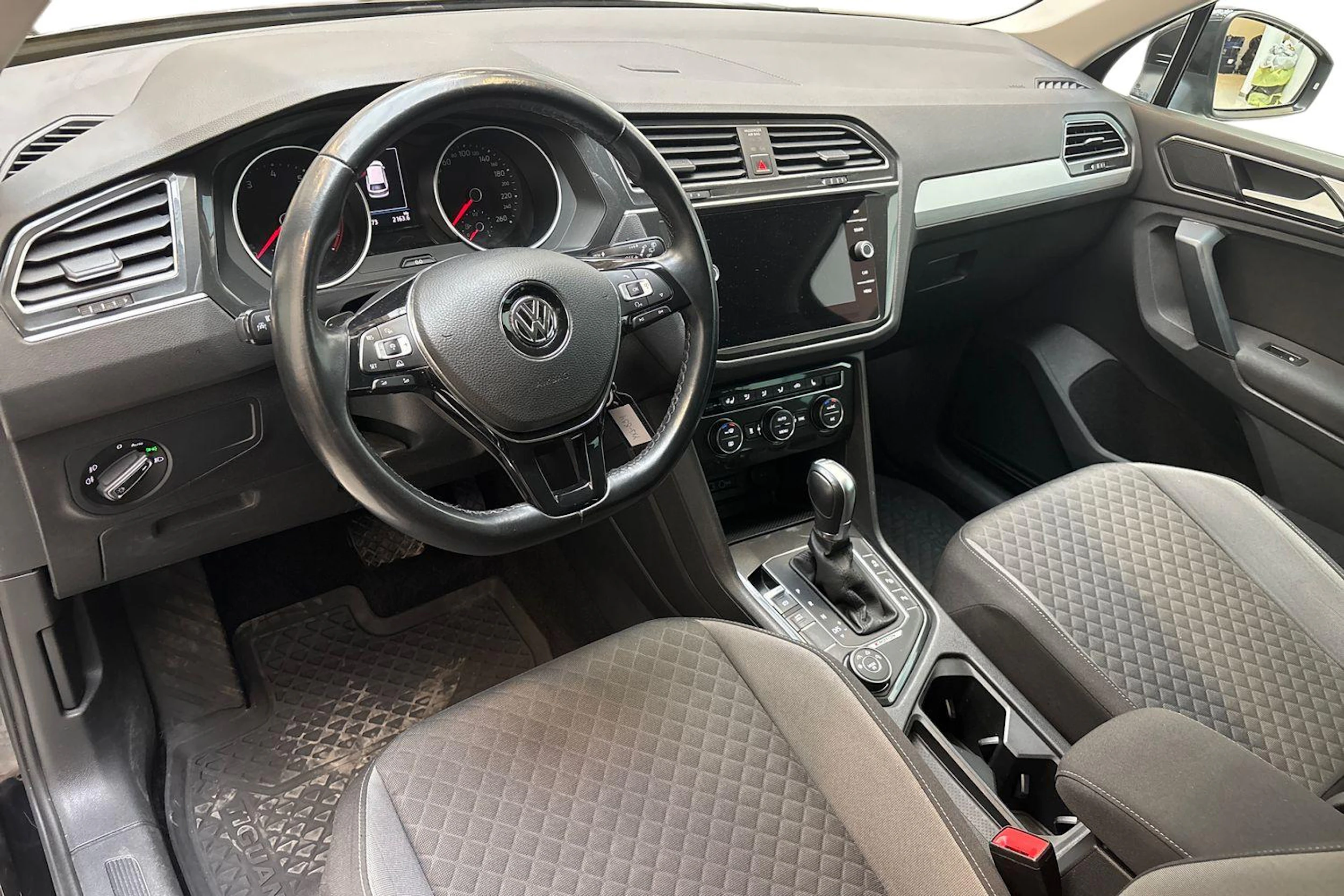 musta Volkswagen Tiguan 2018 kuva 6.