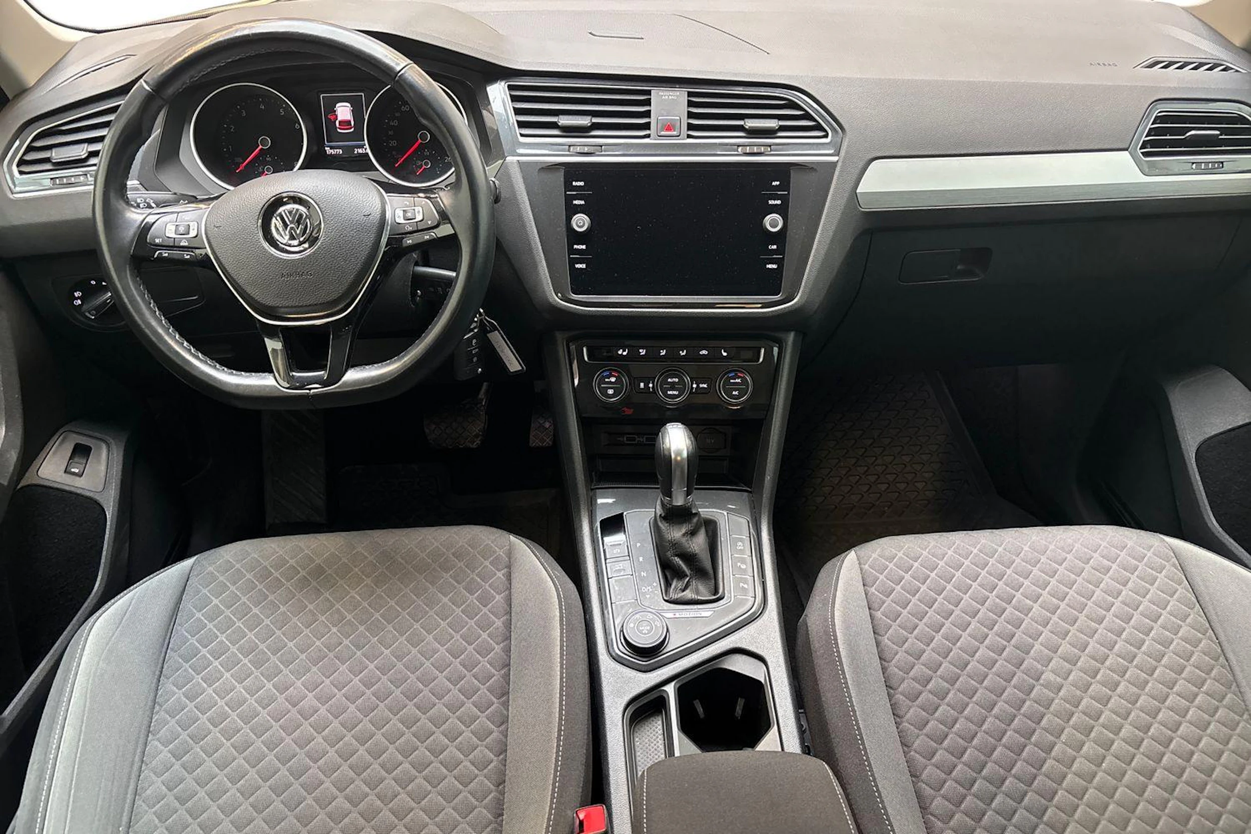 musta Volkswagen Tiguan 2018 kuva 7.