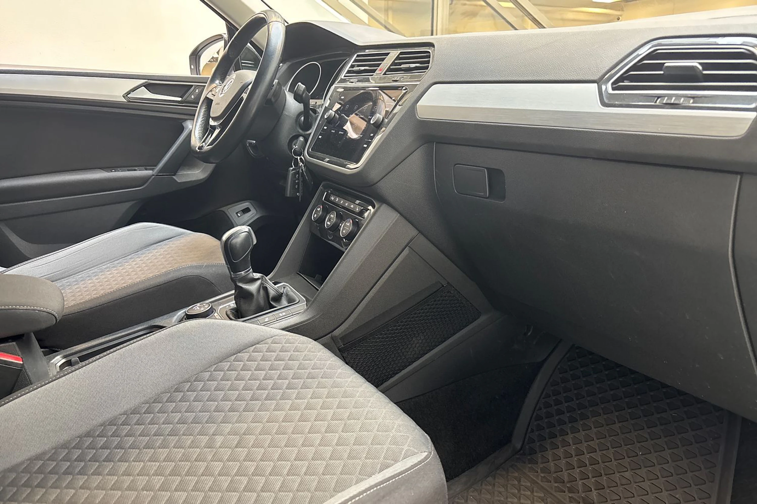 musta Volkswagen Tiguan 2018 kuva 23.