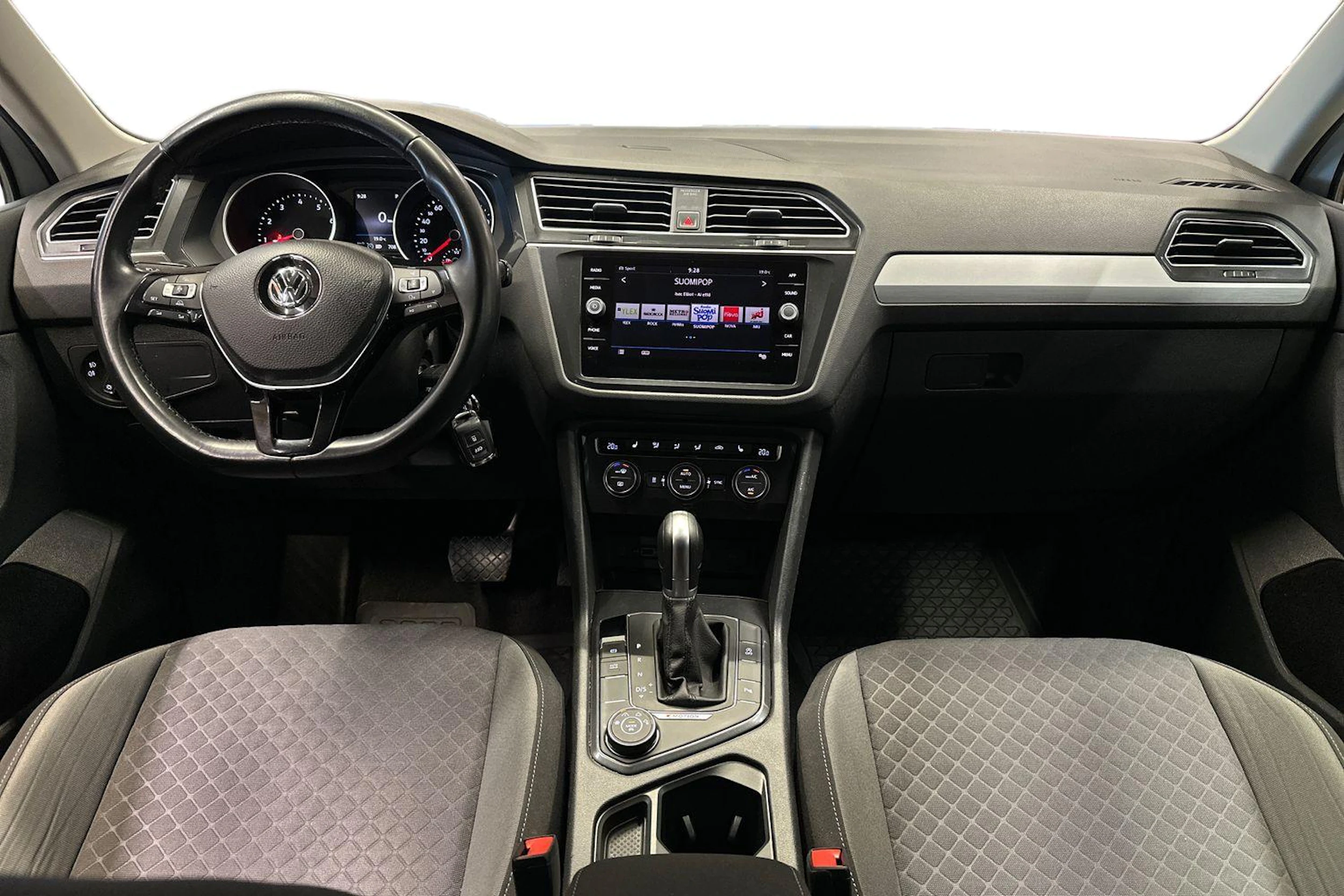 valkoinen Volkswagen Tiguan 2018 kuva 9.