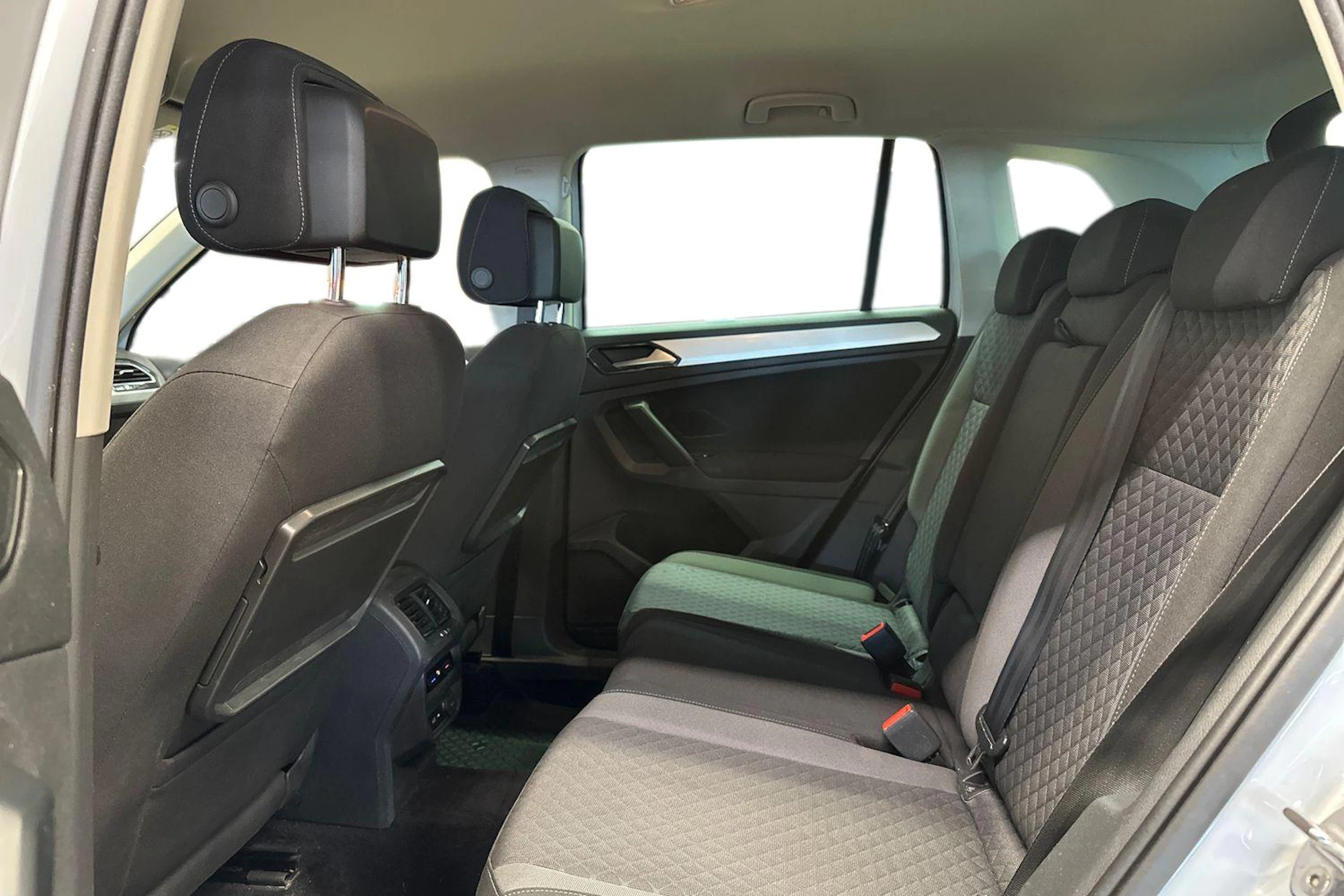 valkoinen Volkswagen Tiguan 2018 kuva 11.
