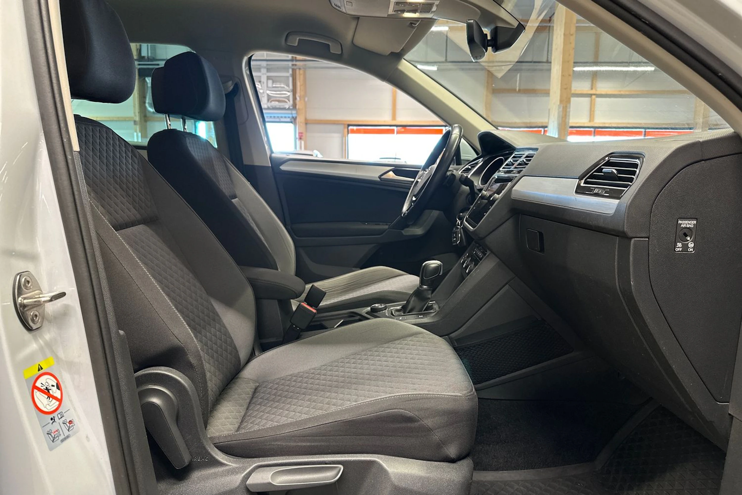 valkoinen Volkswagen Tiguan 2018 kuva 15.