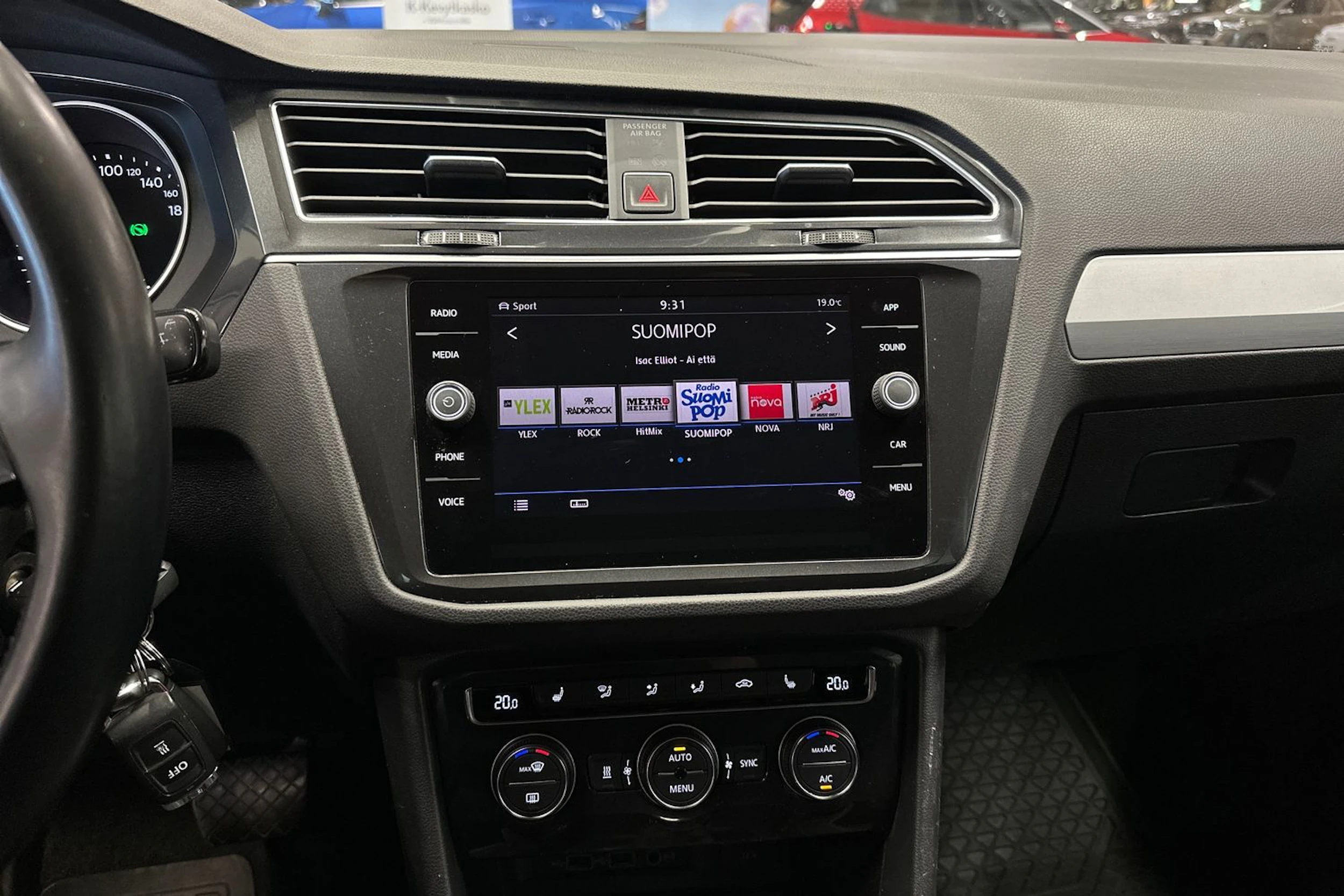 valkoinen Volkswagen Tiguan 2018 kuva 20.