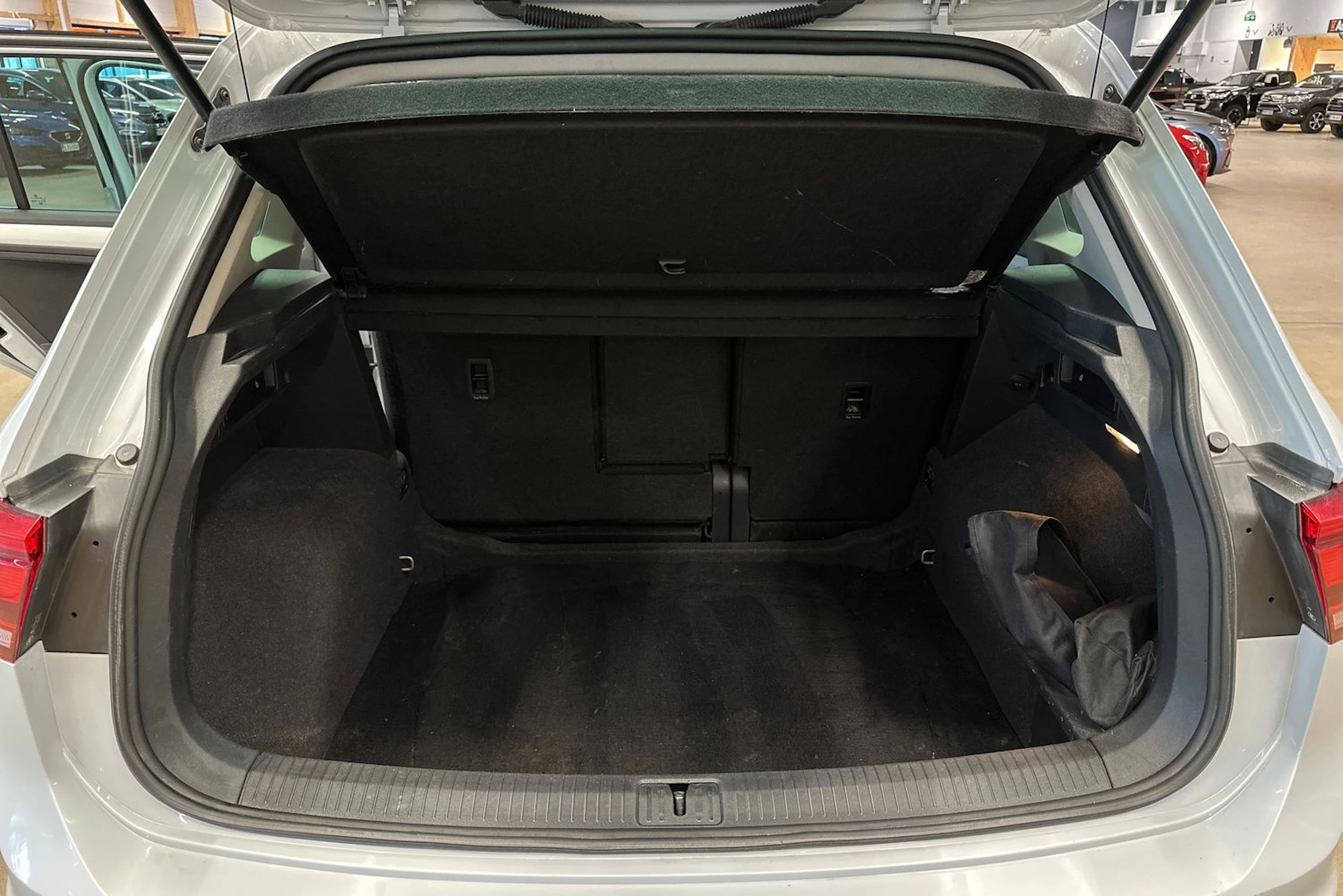 valkoinen Volkswagen Tiguan 2018 kuva 28.