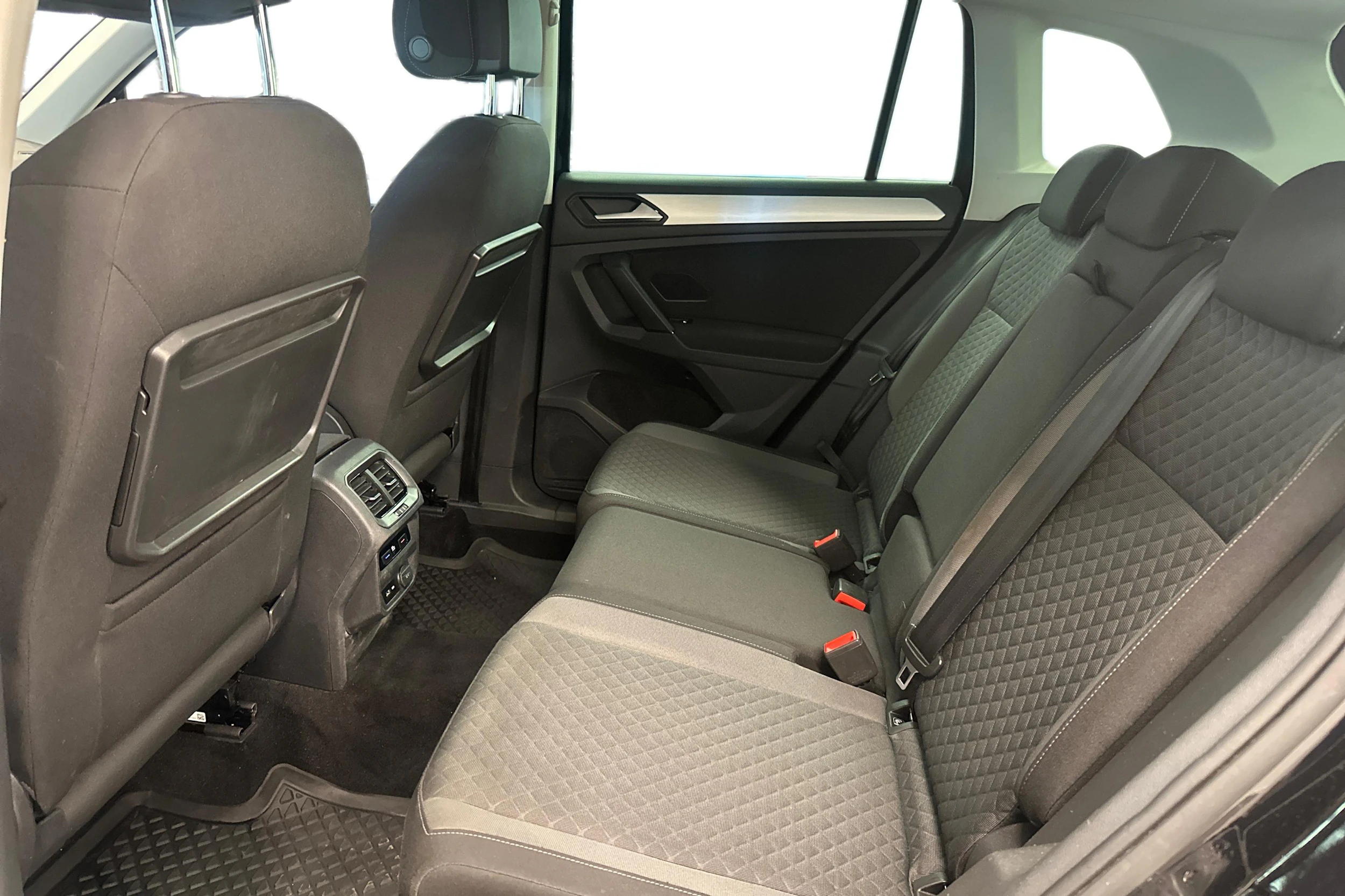 Musta Volkswagen Tiguan 2019 kuva 10.