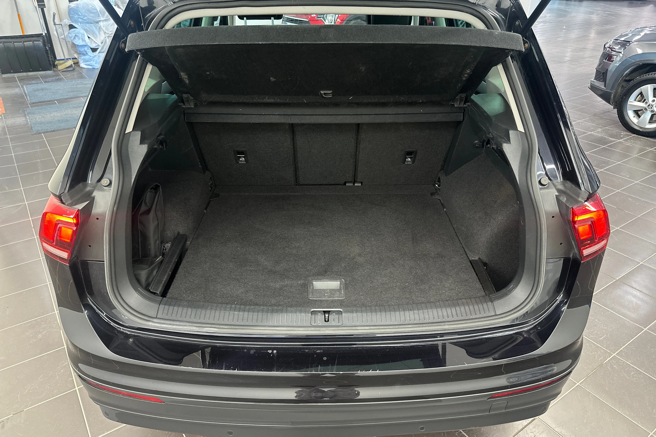 Musta Volkswagen Tiguan 2019 kuva 22.