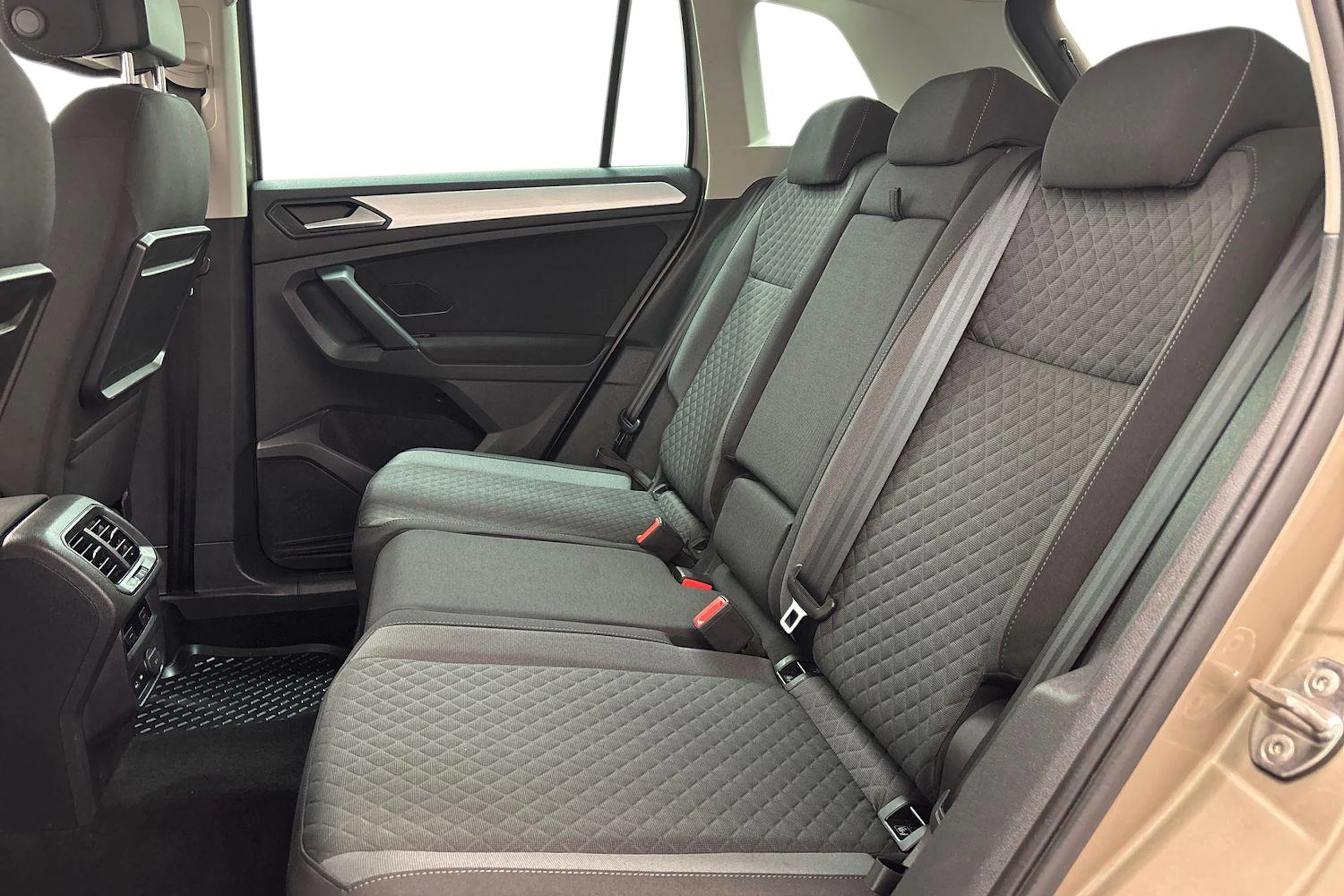 met. ruskea (beige) Volkswagen Tiguan 2019 kuva 8.