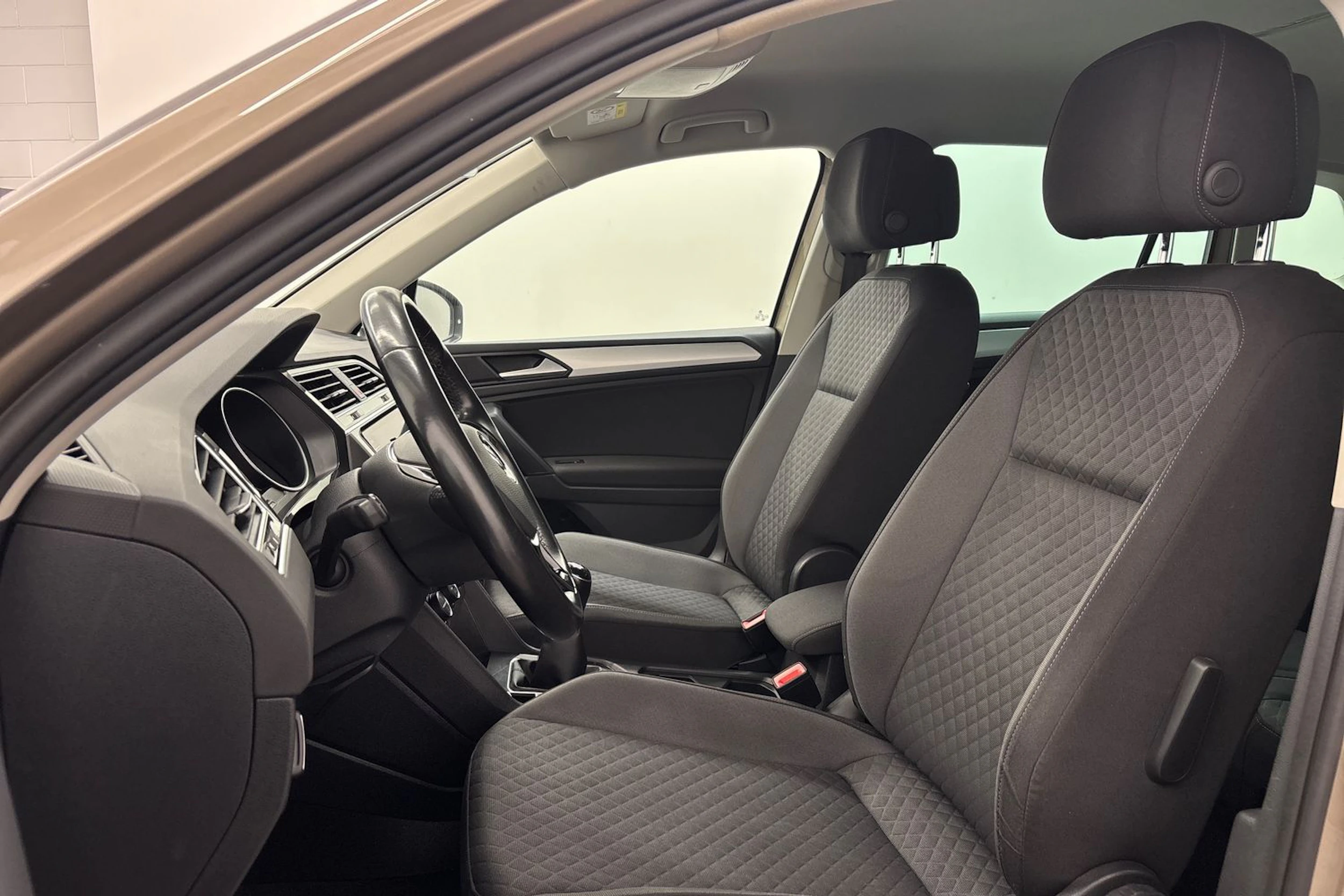 met. ruskea (beige) Volkswagen Tiguan 2019 kuva 11.