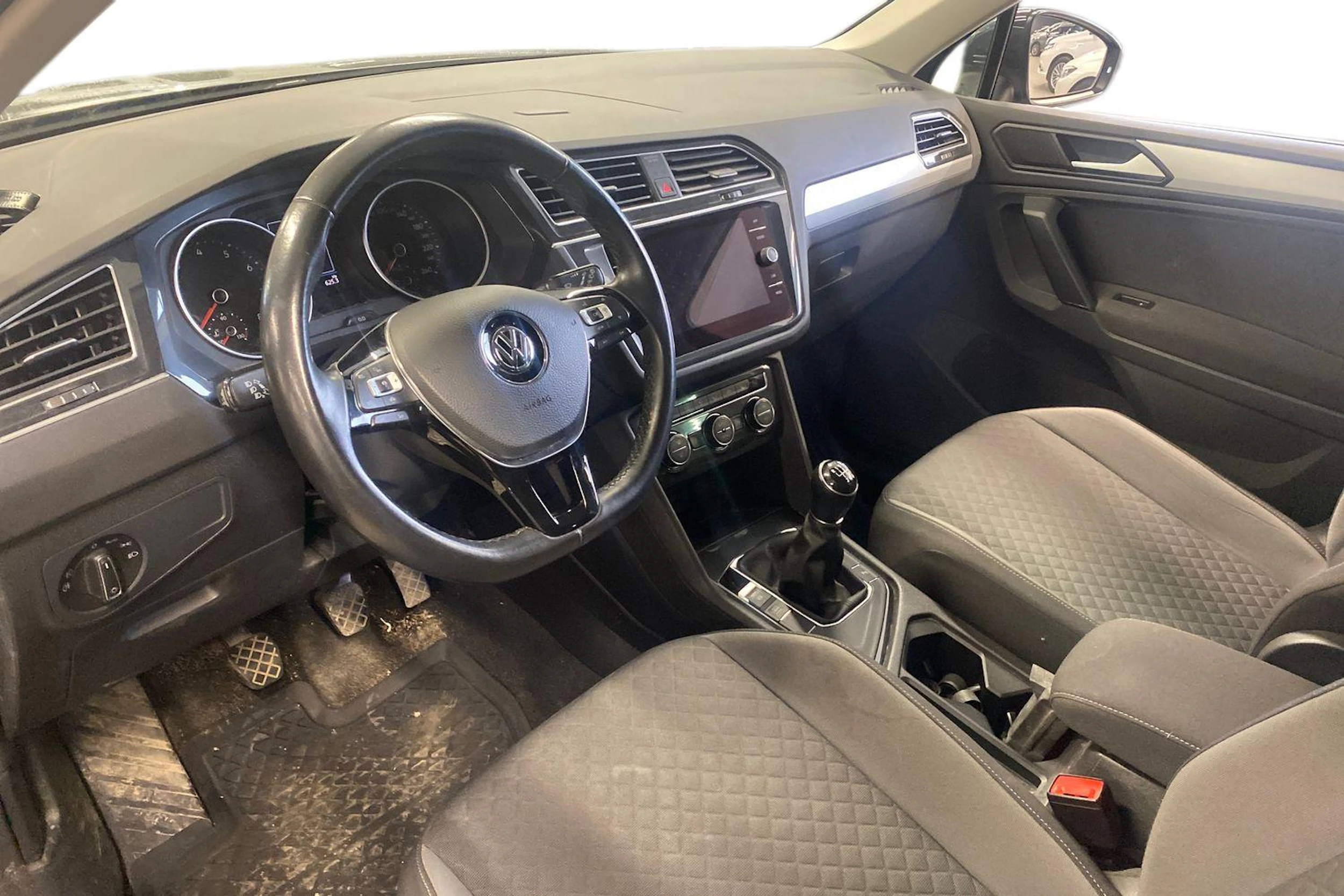 Harmaa Volkswagen Tiguan 2019 kuva 3.