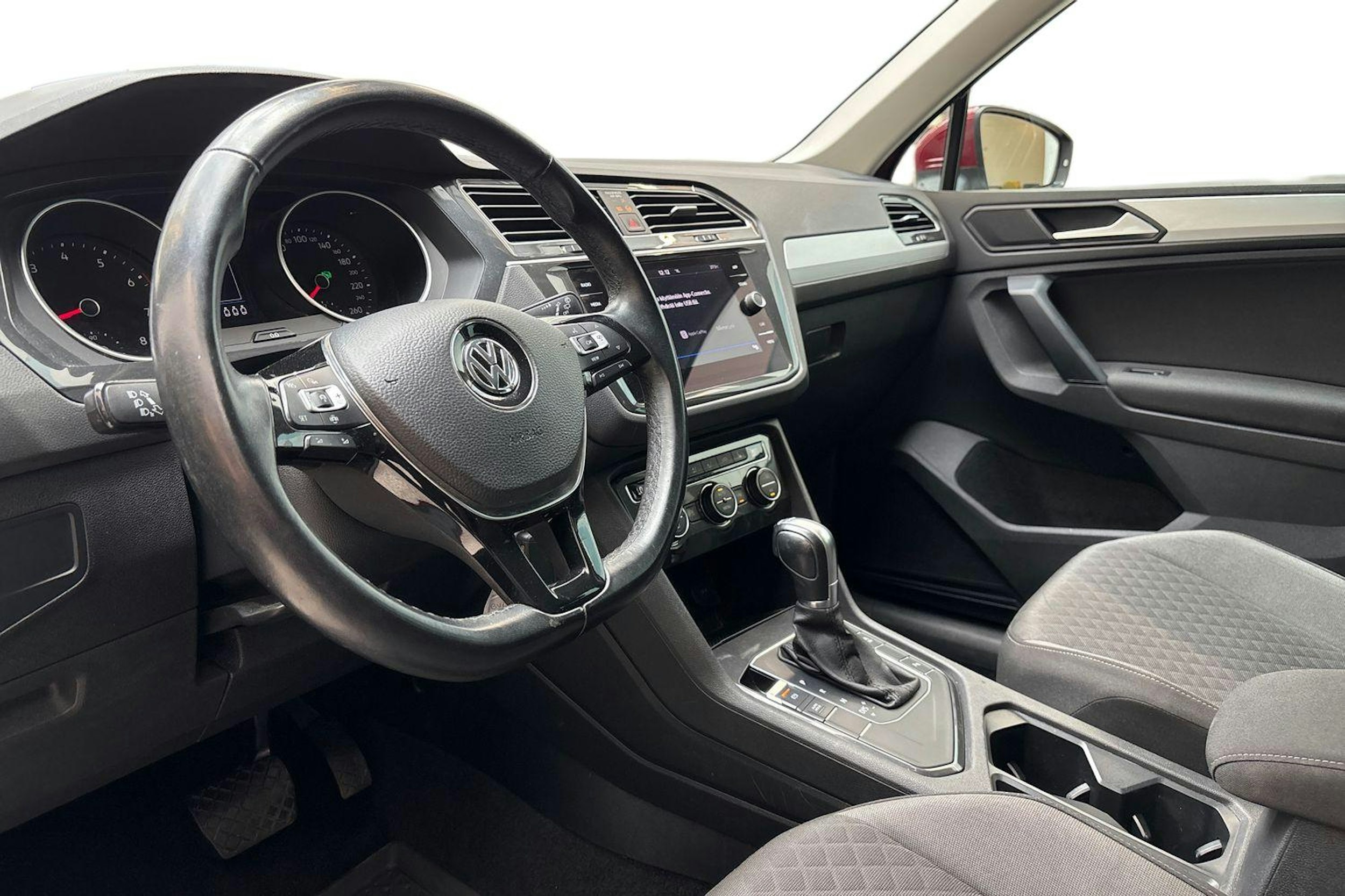 punainen Volkswagen Tiguan 2019 kuva 7.