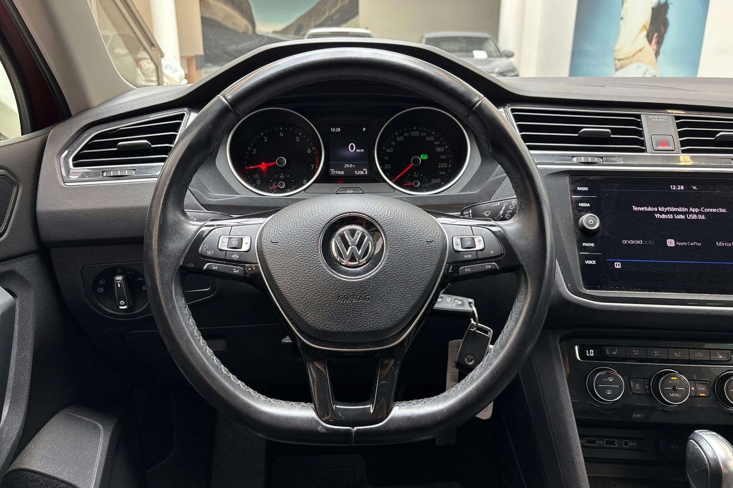 punainen Volkswagen Tiguan 2019 kuva 20.