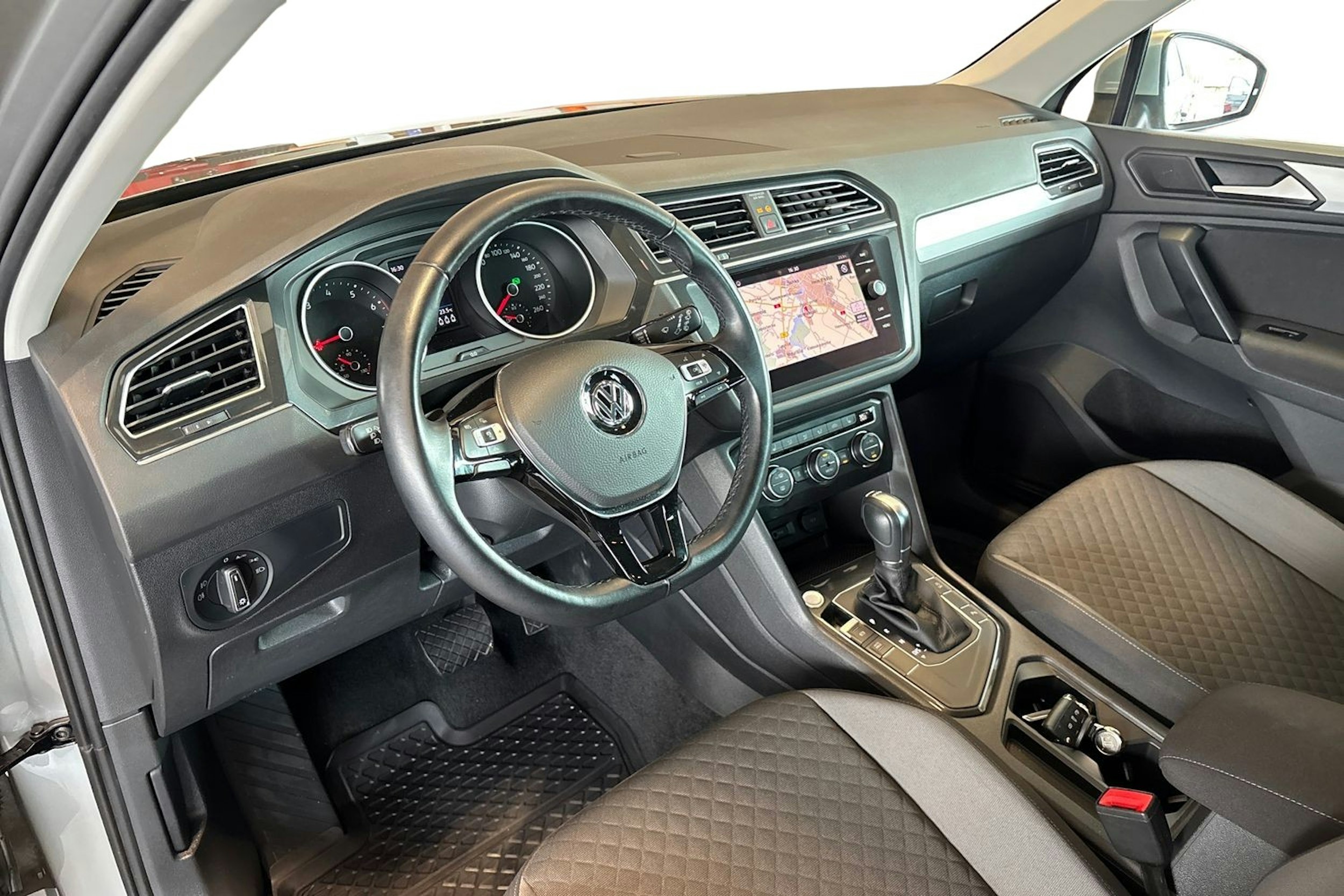 Harmaa Volkswagen Tiguan 2019 kuva 6.