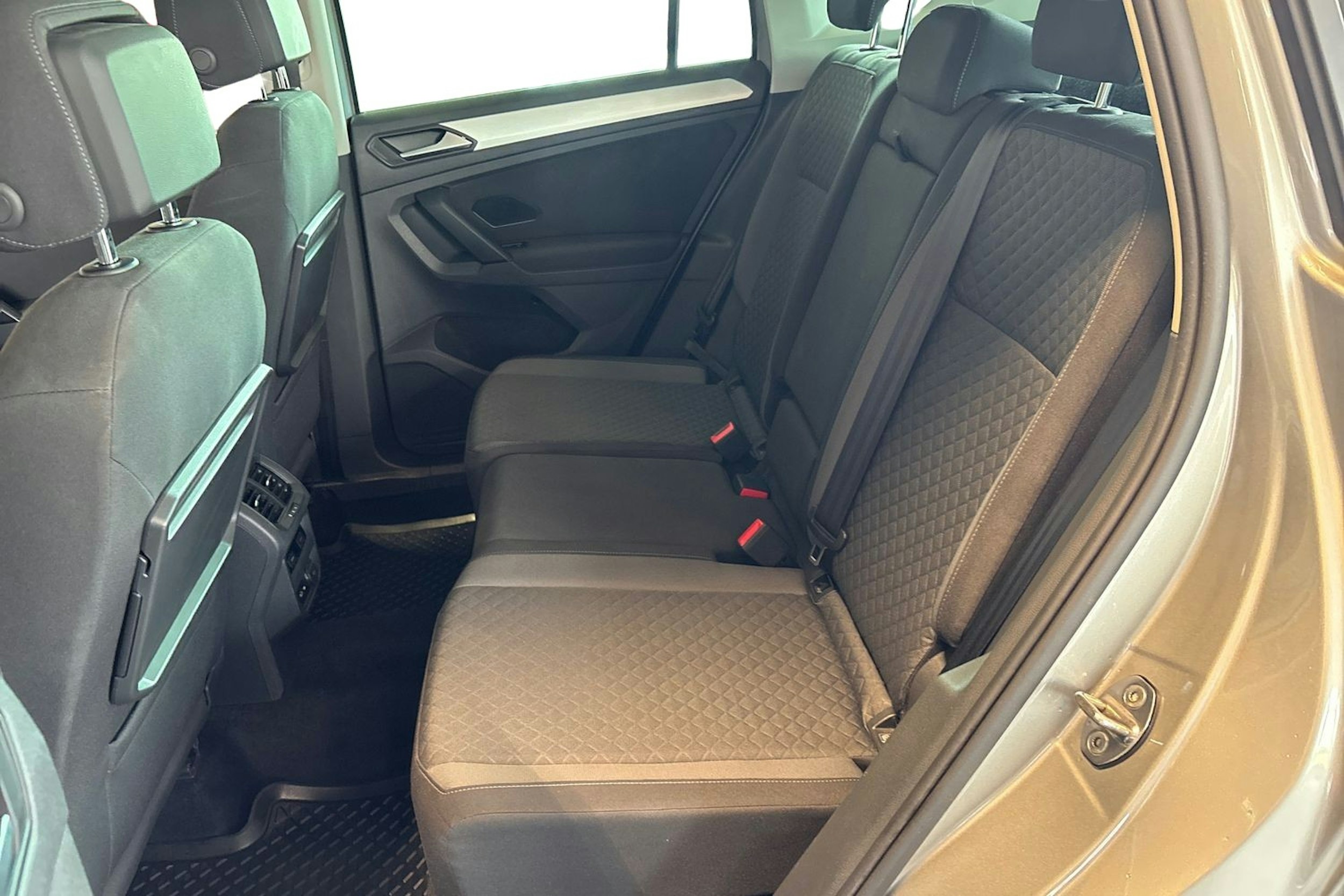 Harmaa Volkswagen Tiguan 2019 kuva 8.