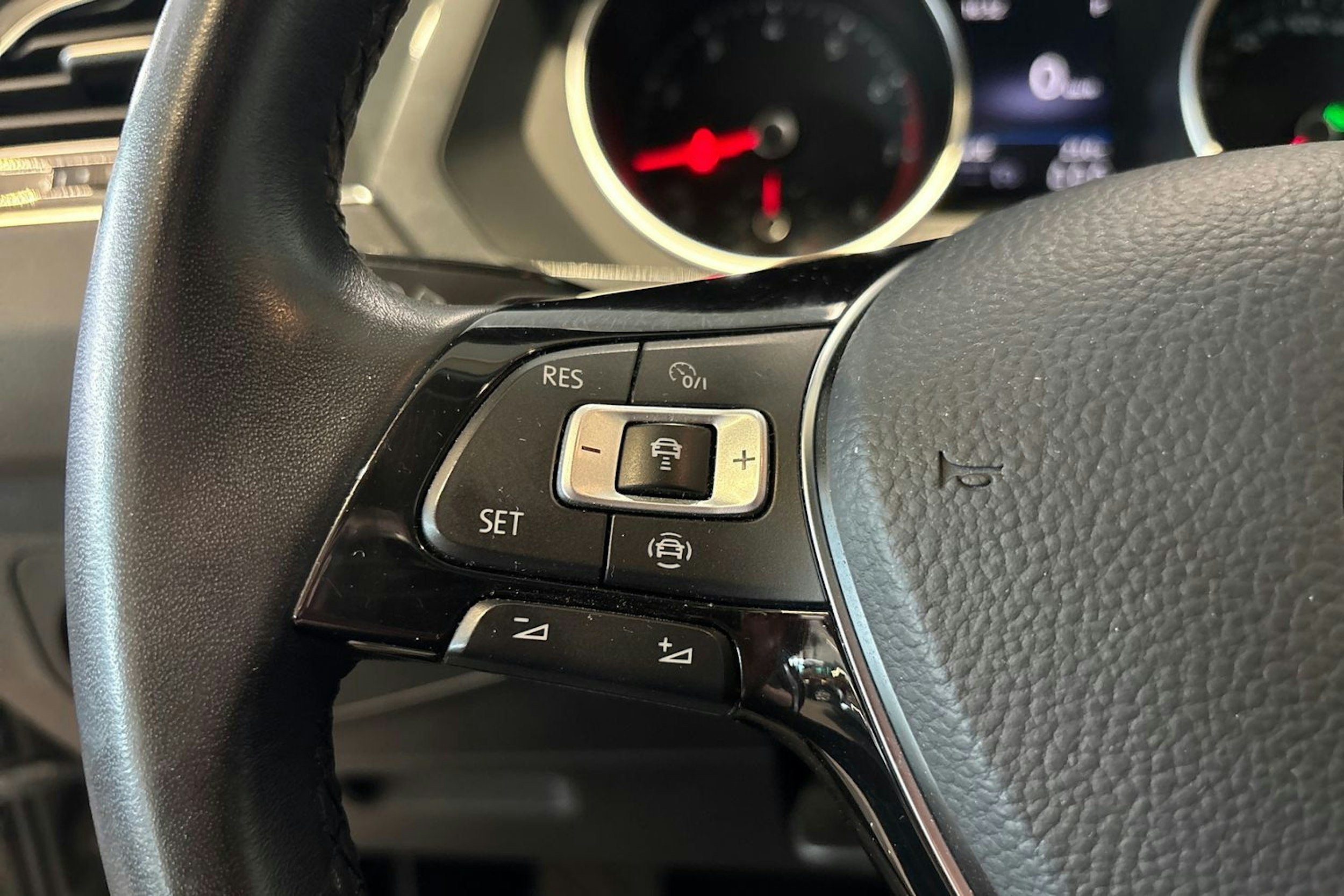 Harmaa Volkswagen Tiguan 2019 kuva 11.
