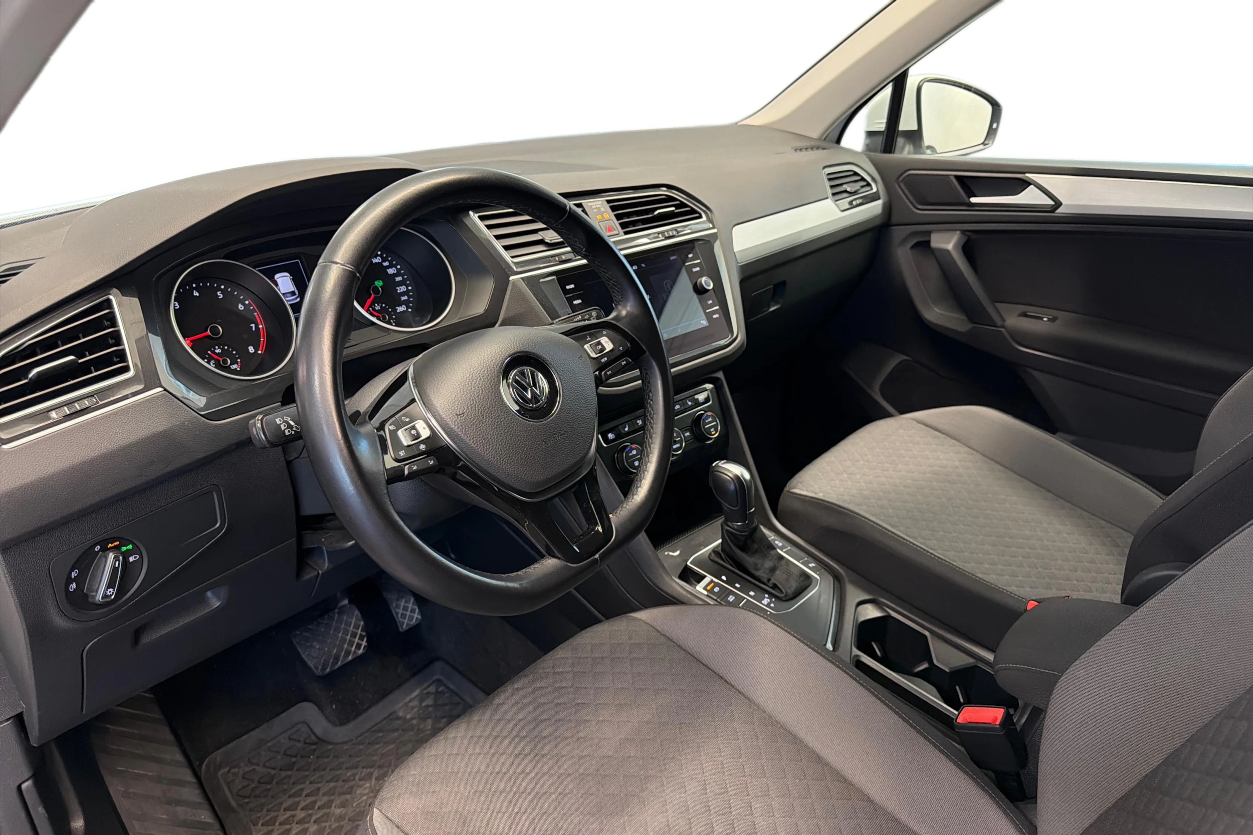 Valkoinen Volkswagen Tiguan 2019 kuva 6.