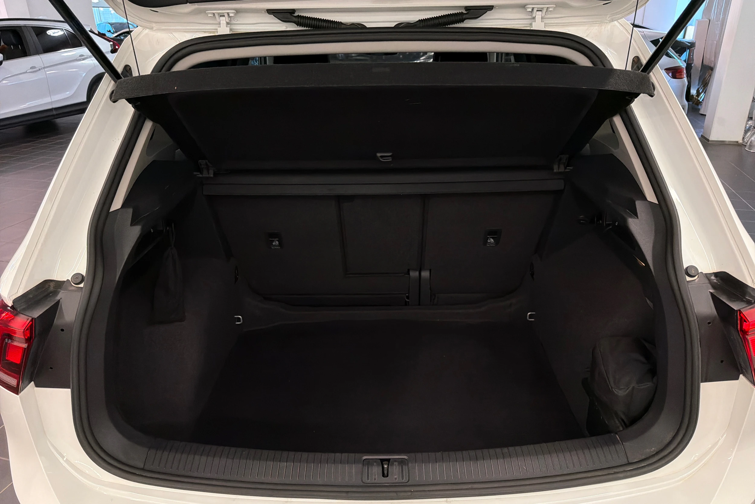 Valkoinen Volkswagen Tiguan 2019 kuva 11.