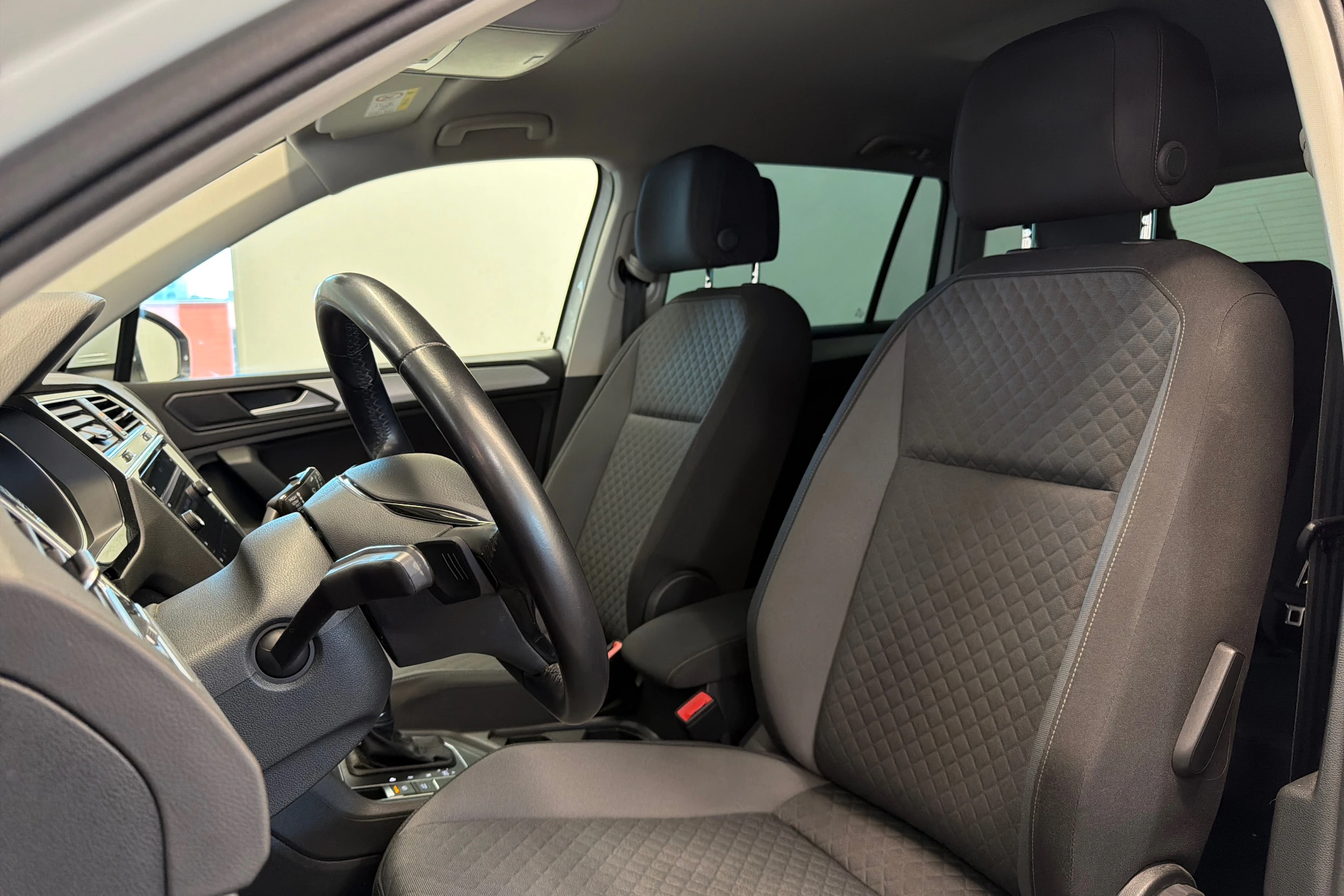 Valkoinen Volkswagen Tiguan 2019 kuva 12.