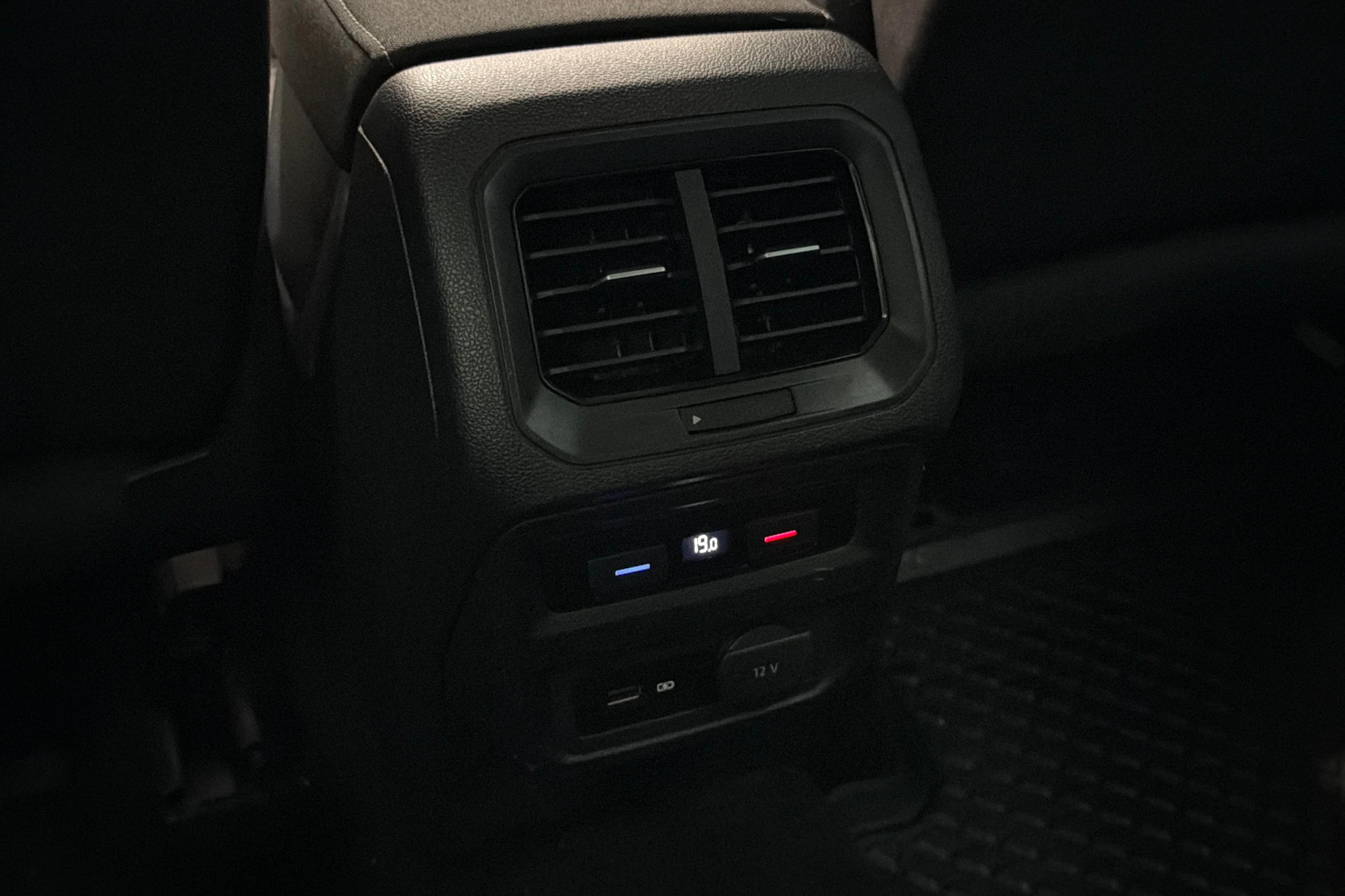 Valkoinen Volkswagen Tiguan 2019 kuva 13.