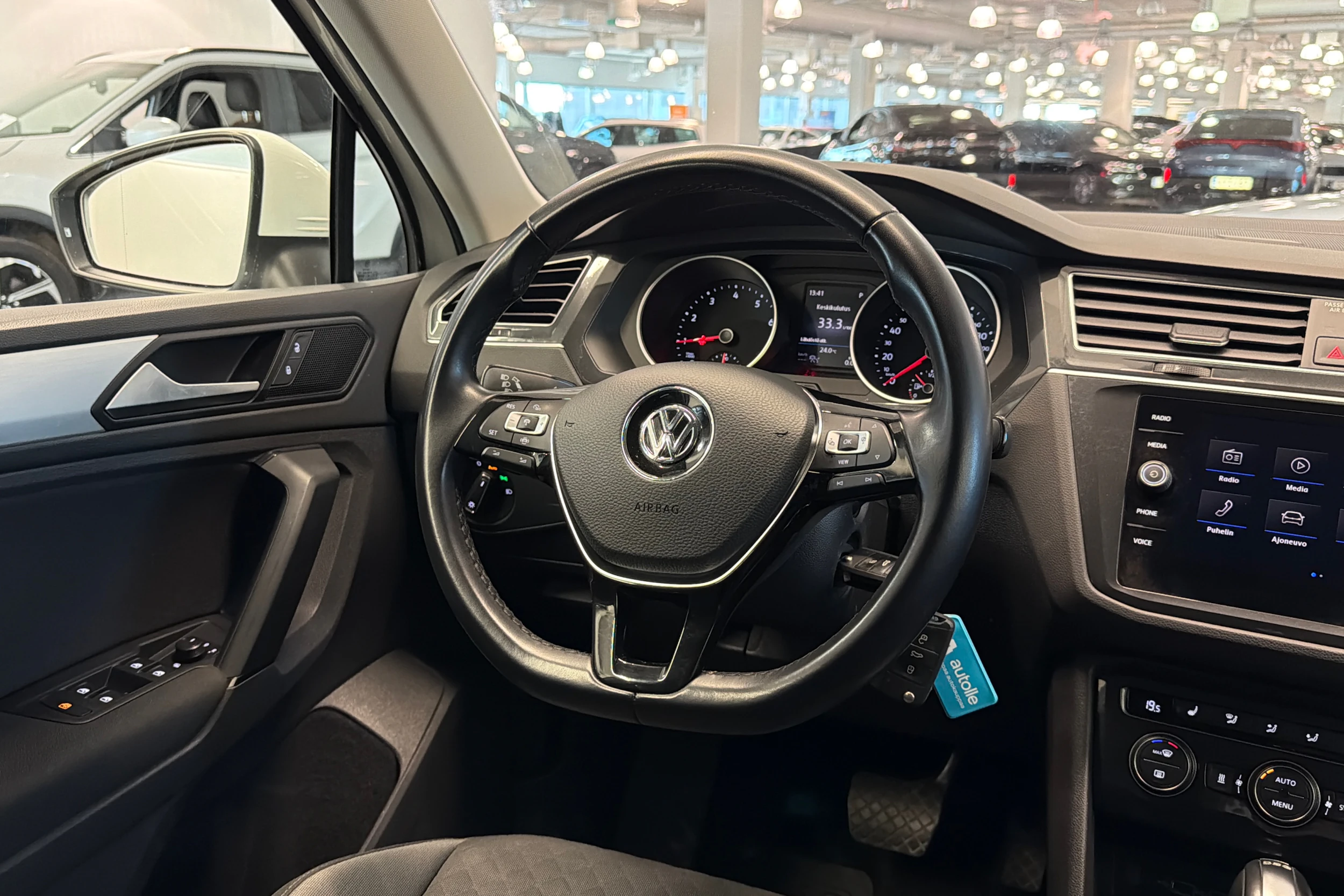 Valkoinen Volkswagen Tiguan 2019 kuva 14.