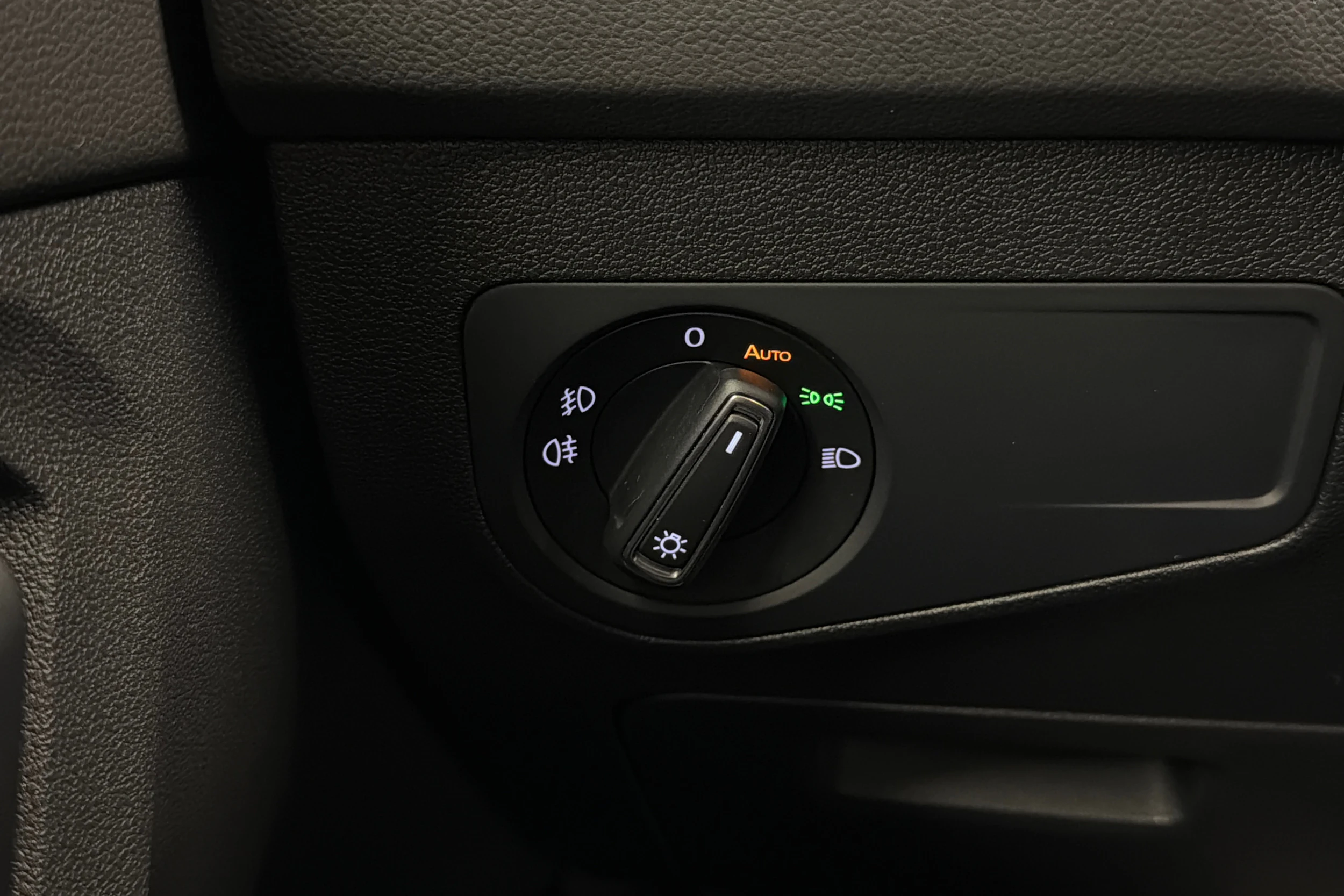 Valkoinen Volkswagen Tiguan 2019 kuva 18.