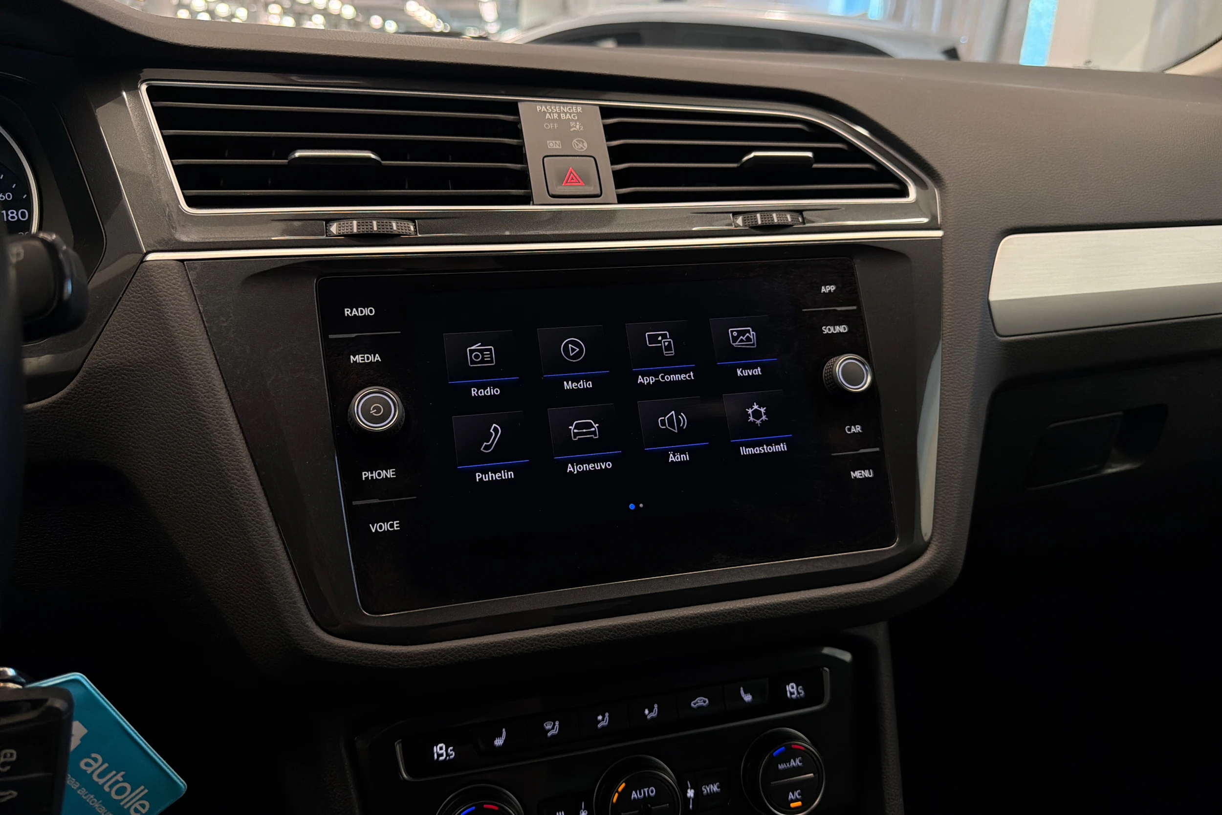 Valkoinen Volkswagen Tiguan 2019 kuva 22.