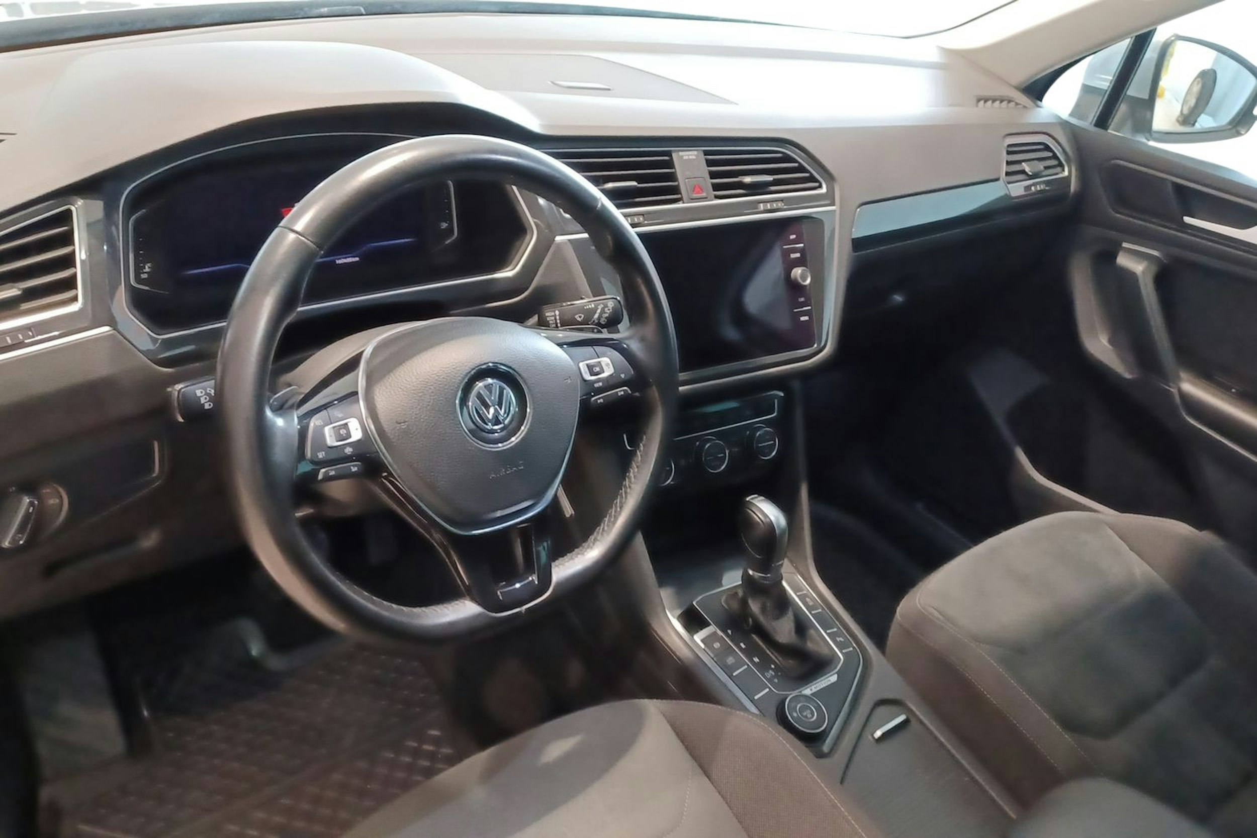 Harmaa Volkswagen Tiguan 2019 kuva 7.