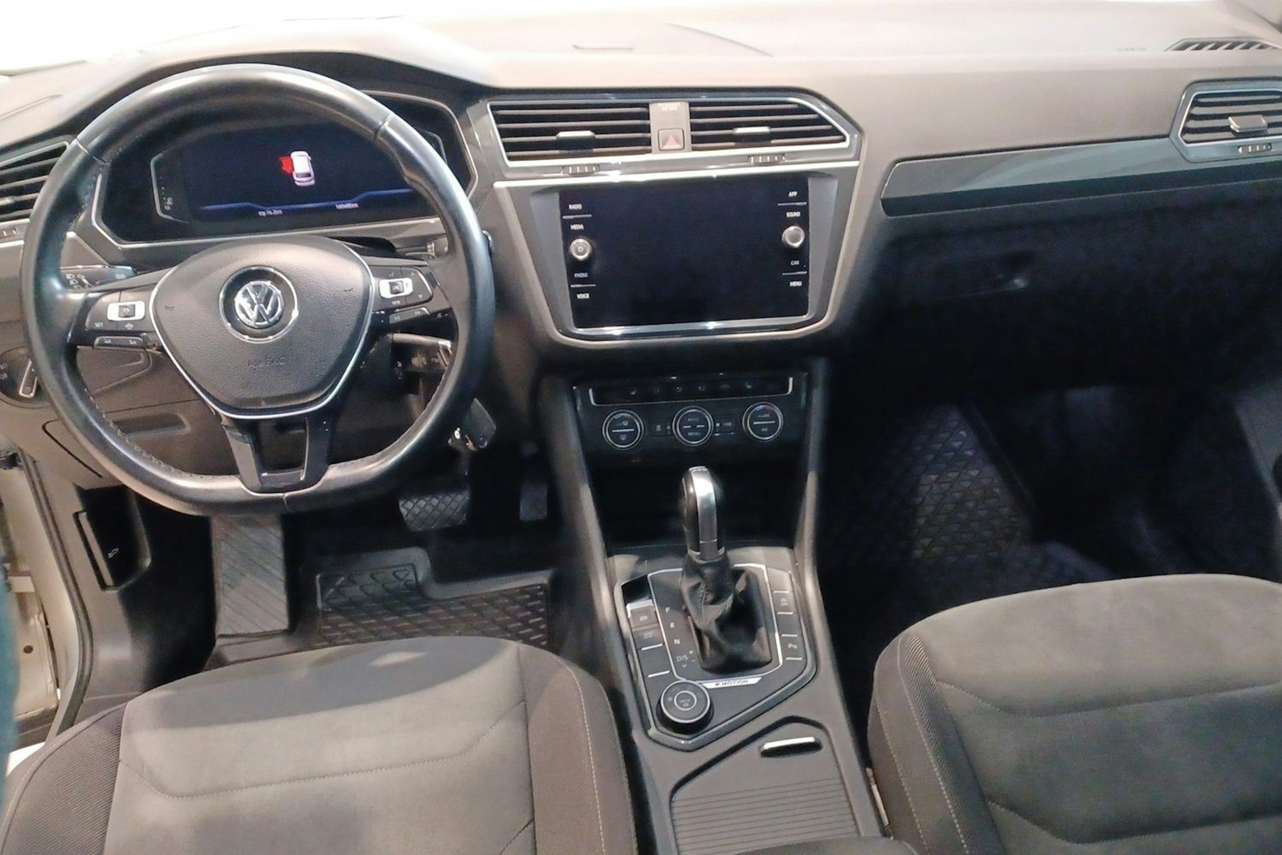 Harmaa Volkswagen Tiguan 2019 kuva 9.