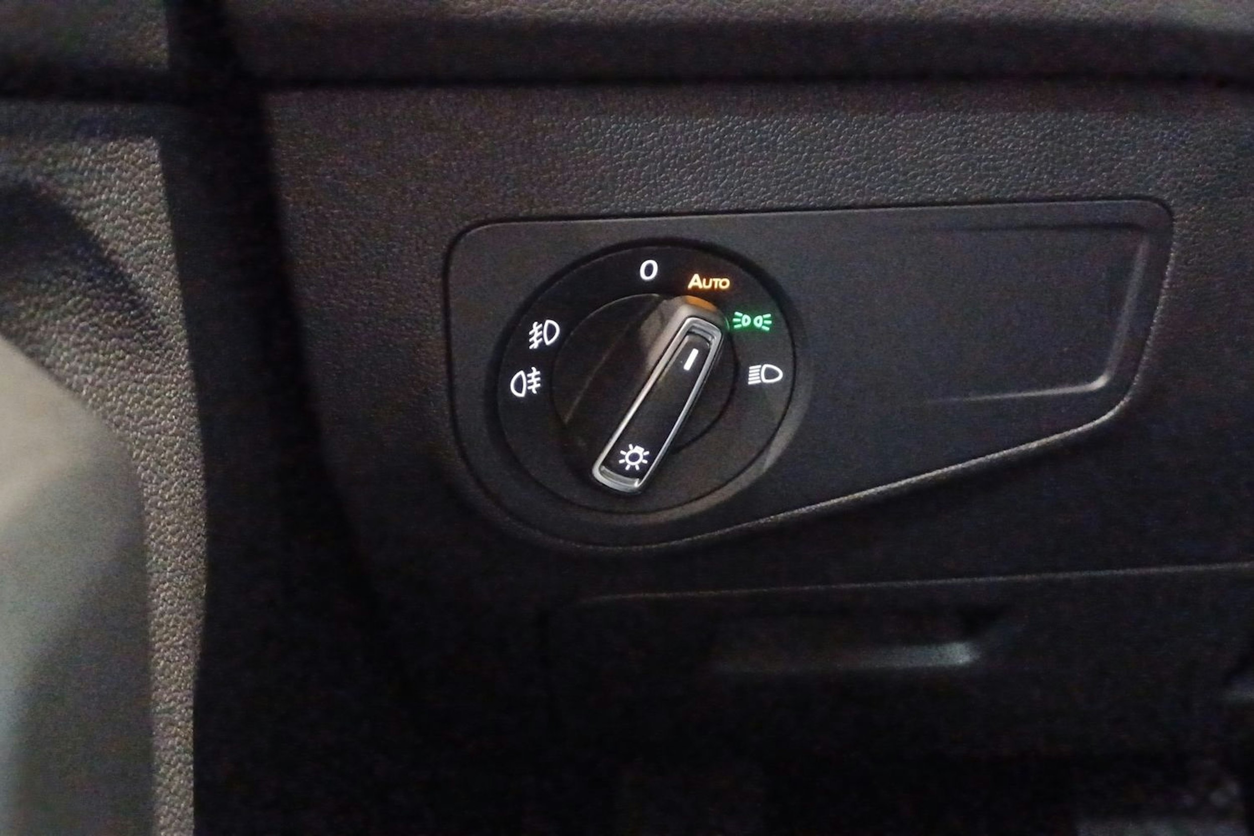 Harmaa Volkswagen Tiguan 2019 kuva 18.