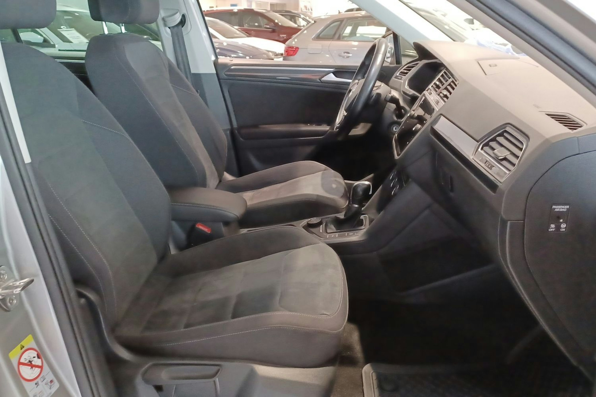 Harmaa Volkswagen Tiguan 2019 kuva 28.