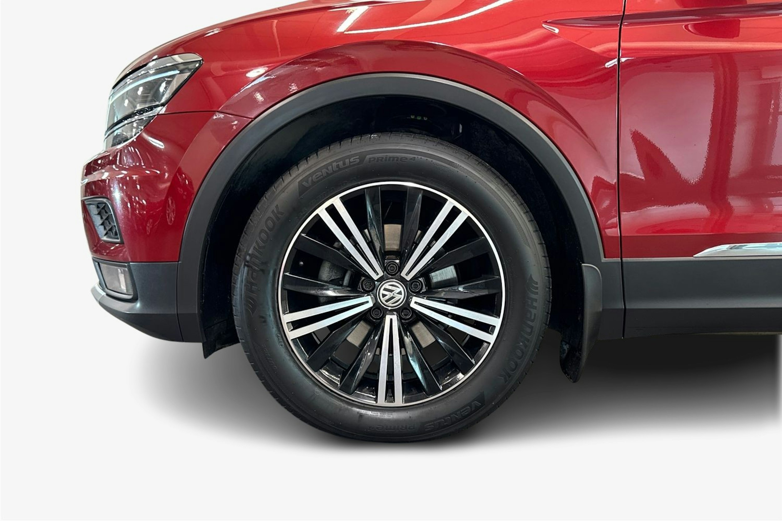 Punainen Volkswagen Tiguan 2019 kuva 11.