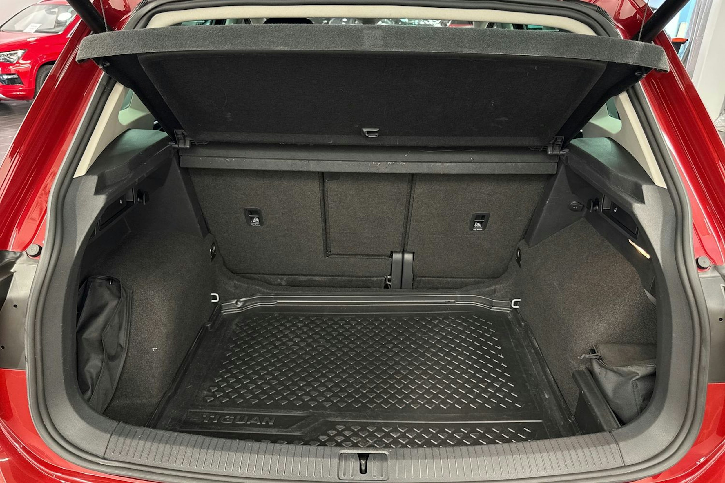 Punainen Volkswagen Tiguan 2019 kuva 14.