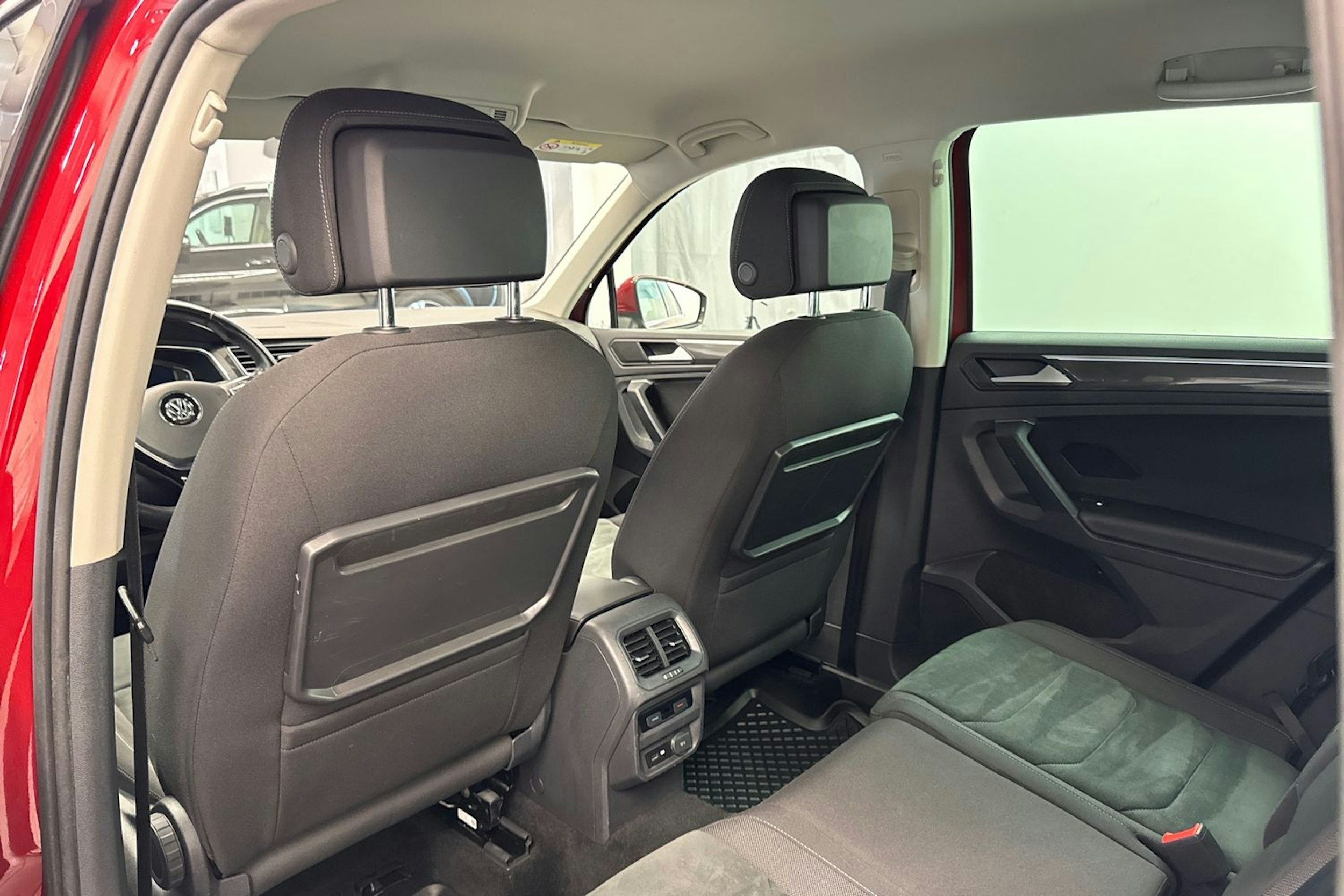 Punainen Volkswagen Tiguan 2019 kuva 16.