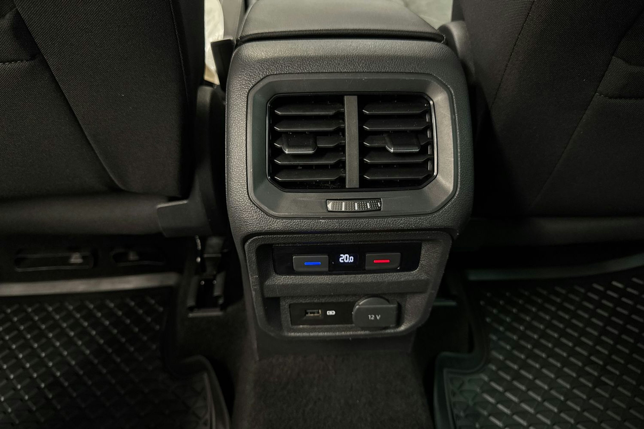 Punainen Volkswagen Tiguan 2019 kuva 18.