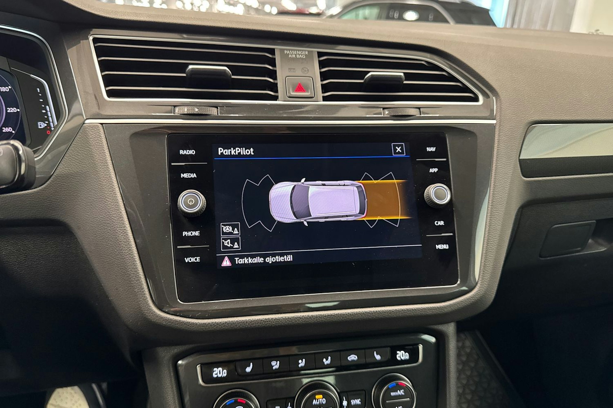 Punainen Volkswagen Tiguan 2019 kuva 25.