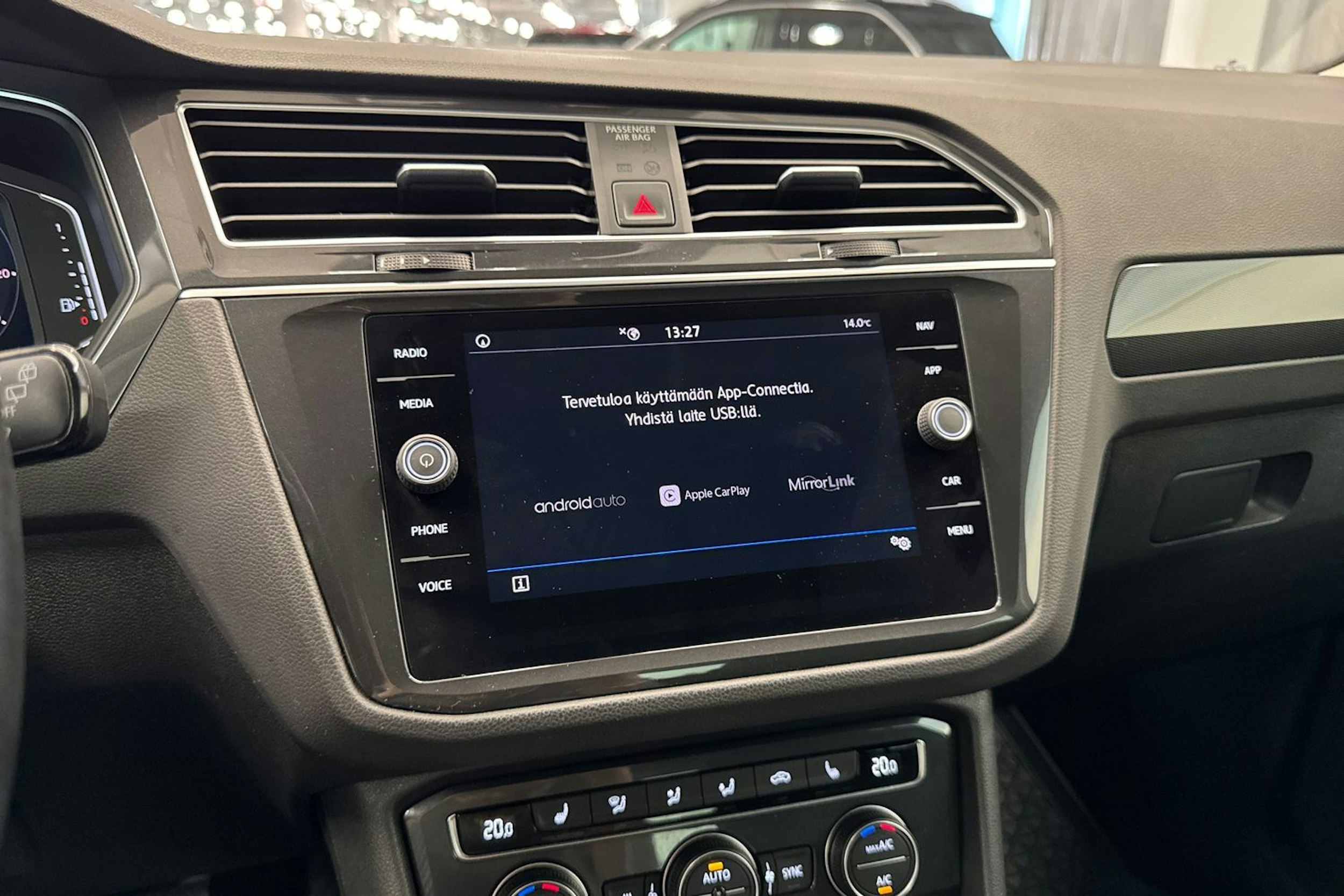 Punainen Volkswagen Tiguan 2019 kuva 26.