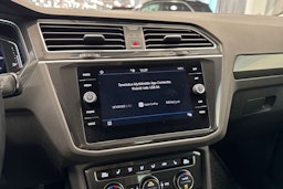 Punainen Volkswagen Tiguan 2019 kuva 26.
