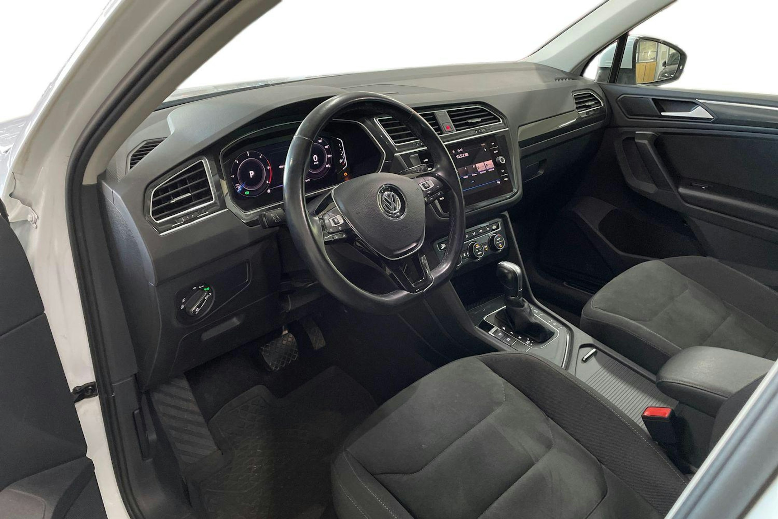 Valkoinen Volkswagen Tiguan 2019 kuva 7.