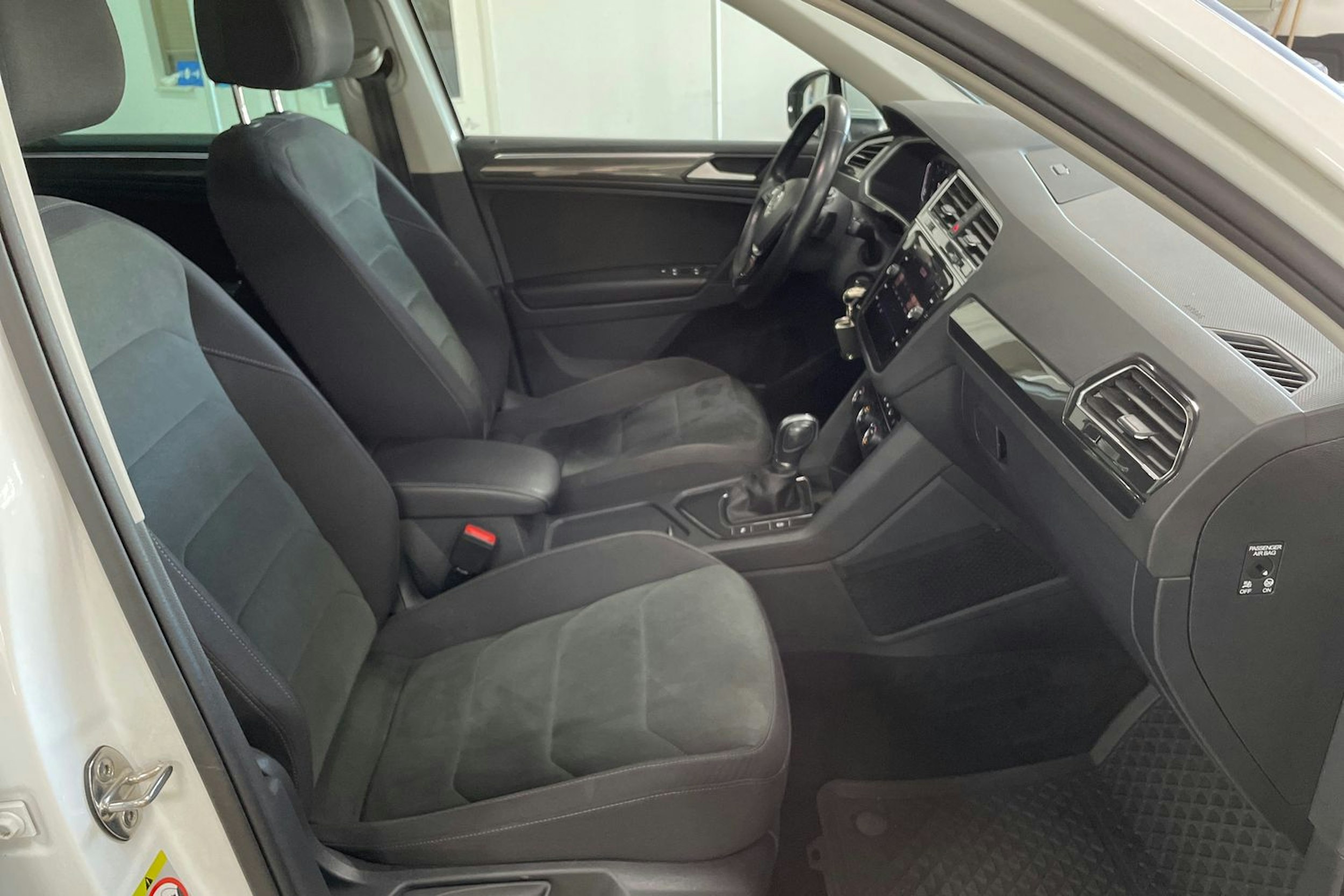 Valkoinen Volkswagen Tiguan 2019 kuva 14.