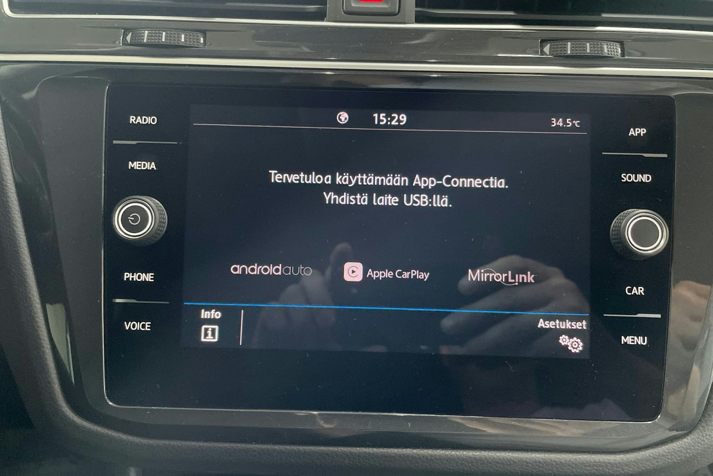 Valkoinen Volkswagen Tiguan 2019 kuva 18.