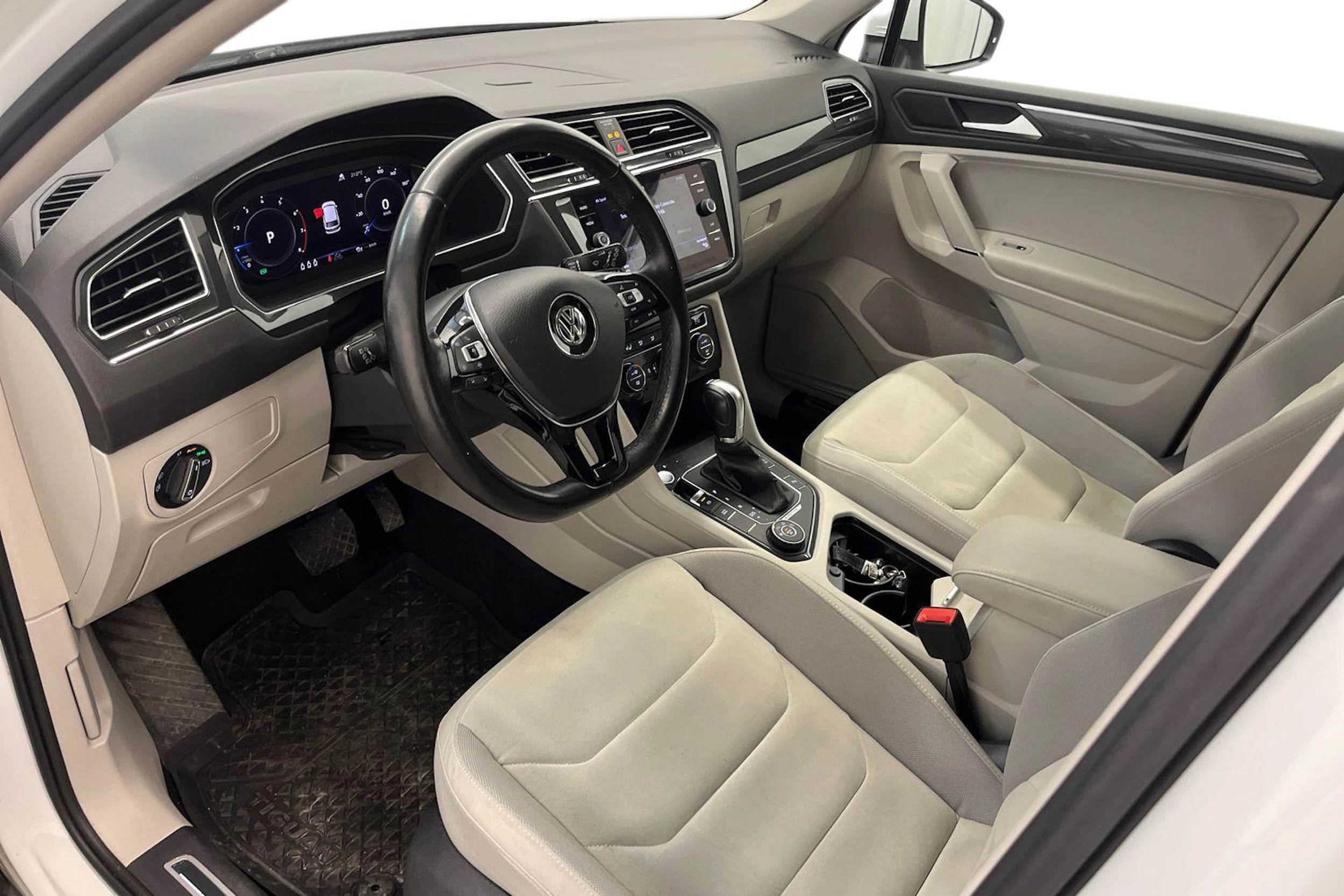 Valkoinen Volkswagen Tiguan Allspace 2019 kuva 8.