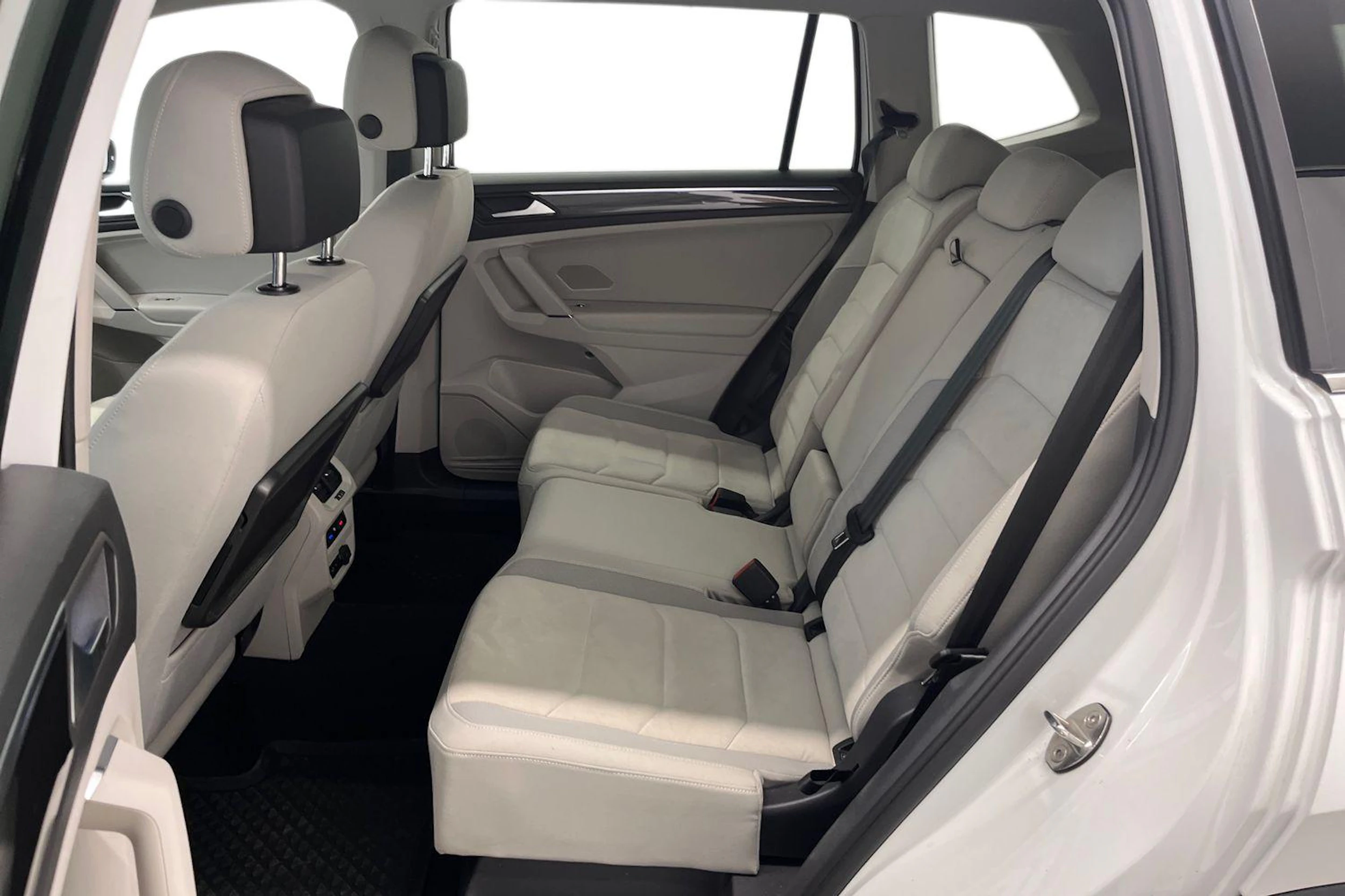 Valkoinen Volkswagen Tiguan Allspace 2019 kuva 11.