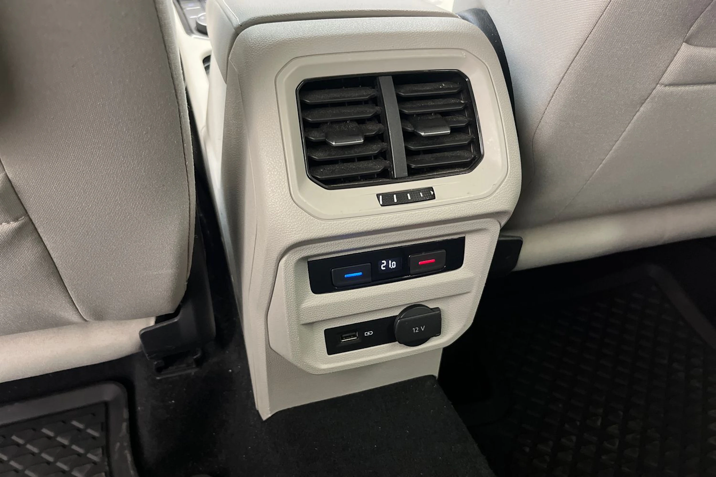 Valkoinen Volkswagen Tiguan Allspace 2019 kuva 24.