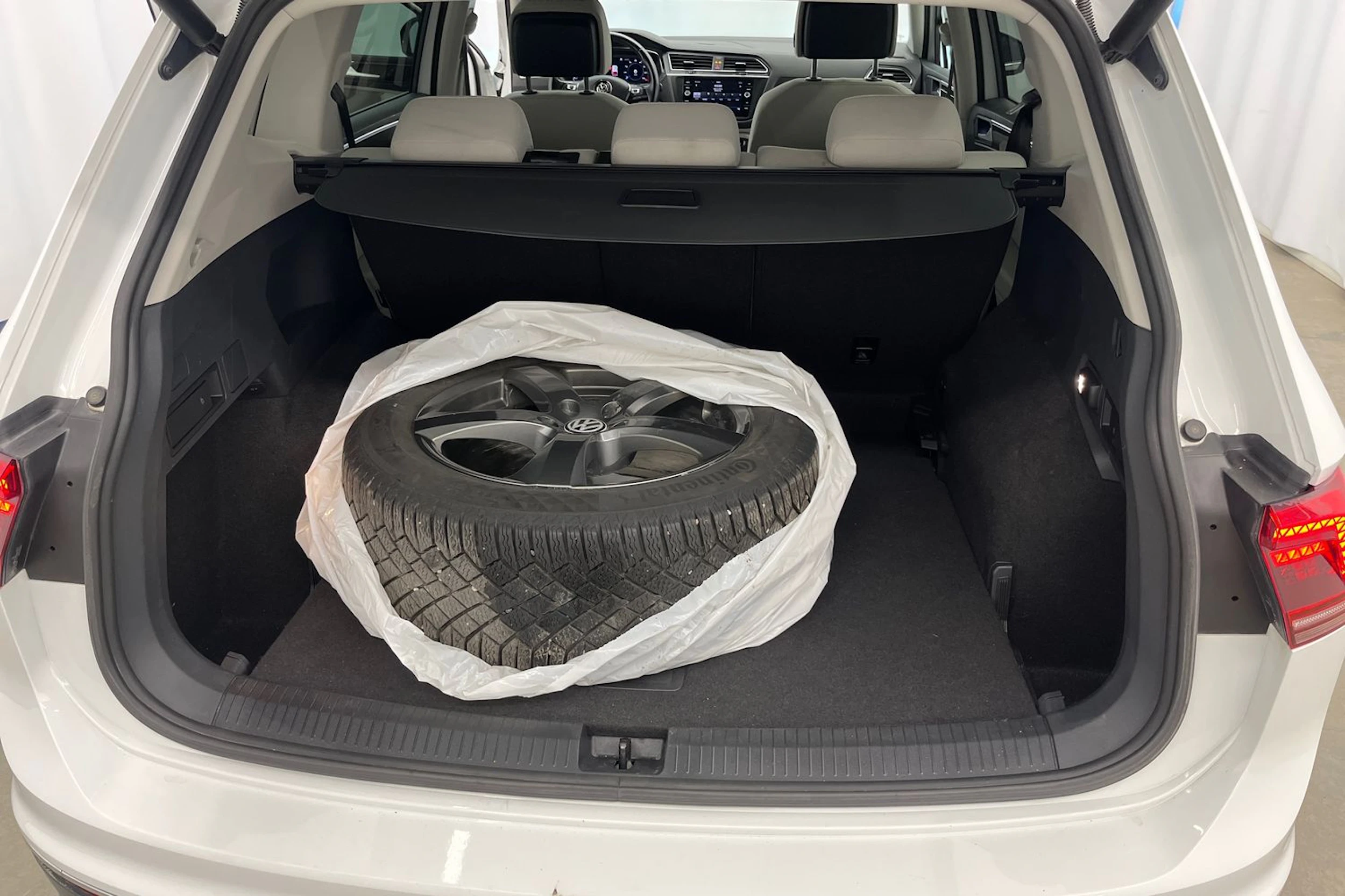 Valkoinen Volkswagen Tiguan Allspace 2019 kuva 26.