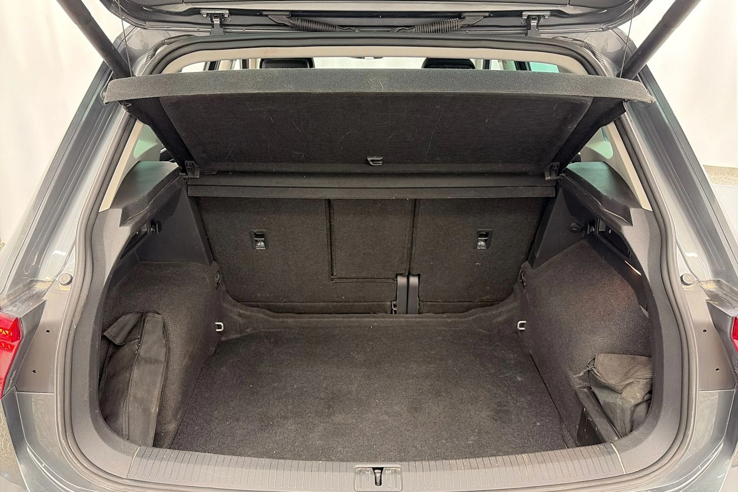 Harmaa Volkswagen Tiguan 2019 kuva 15.