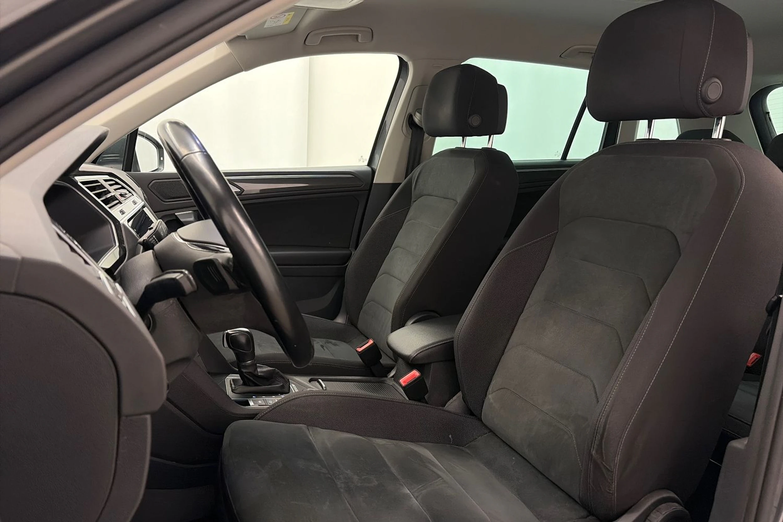 Harmaa Volkswagen Tiguan 2019 kuva 18.
