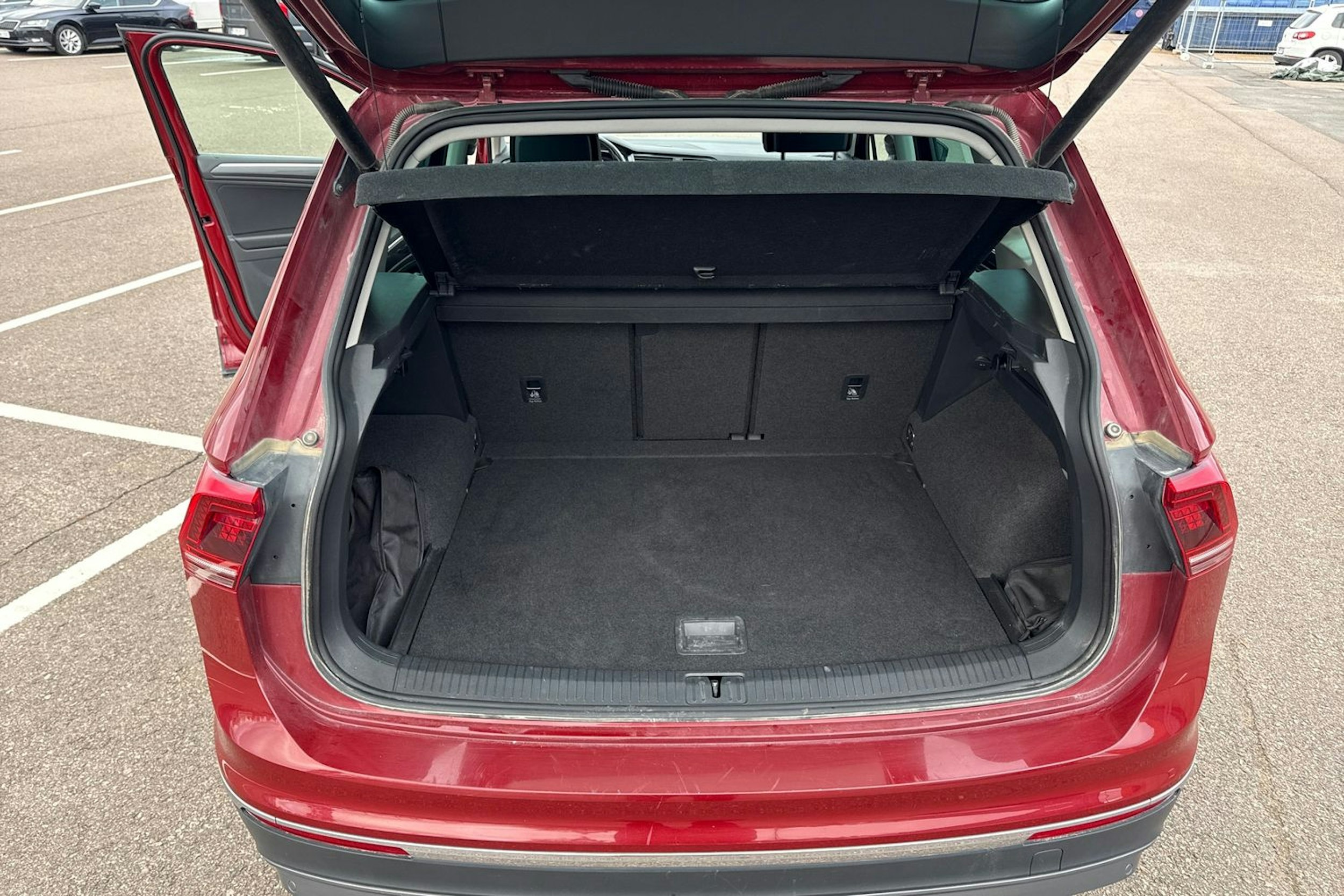 punainen Volkswagen Tiguan 2019 kuva 23.
