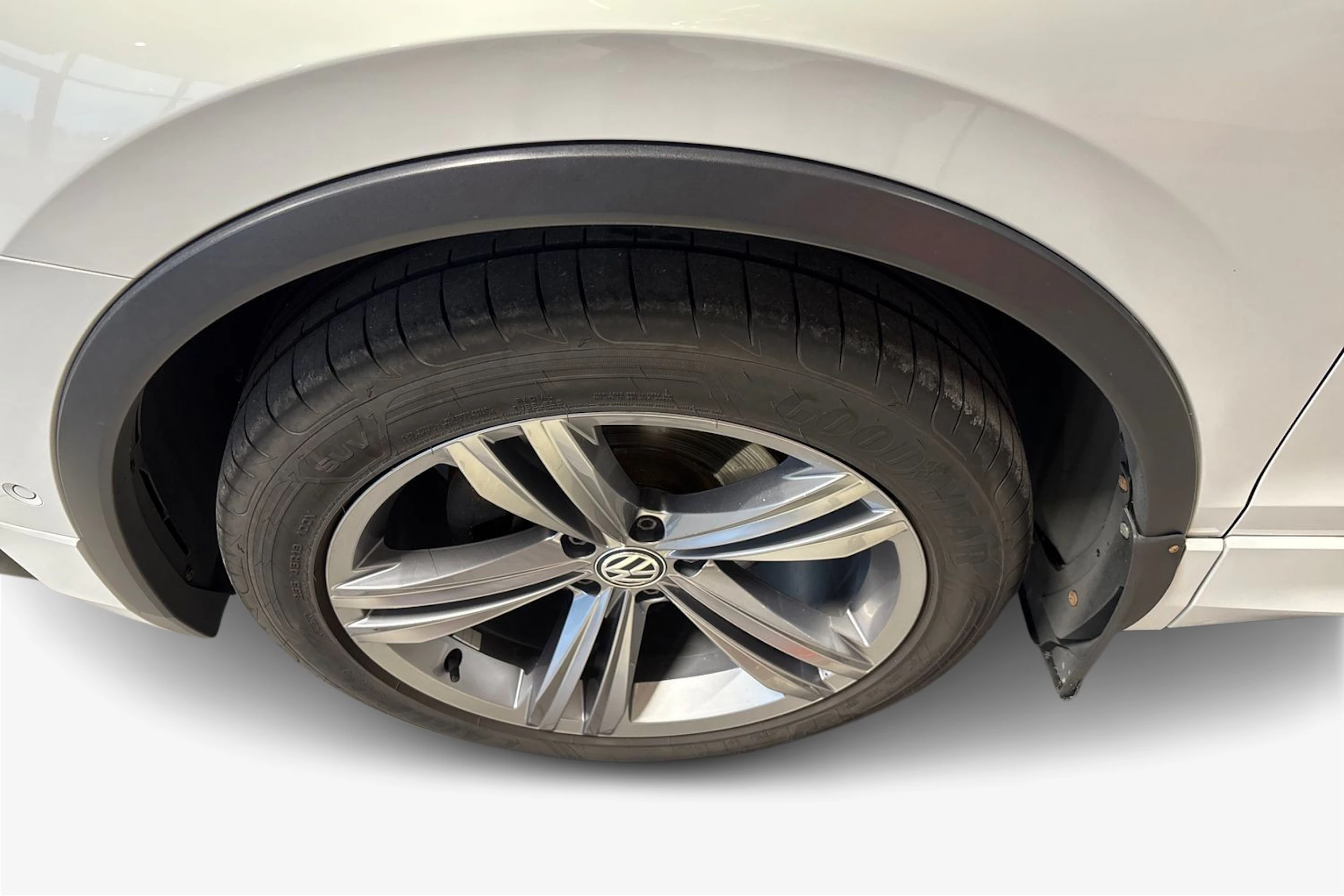 Valkoinen Volkswagen Tiguan 2019 kuva 9.