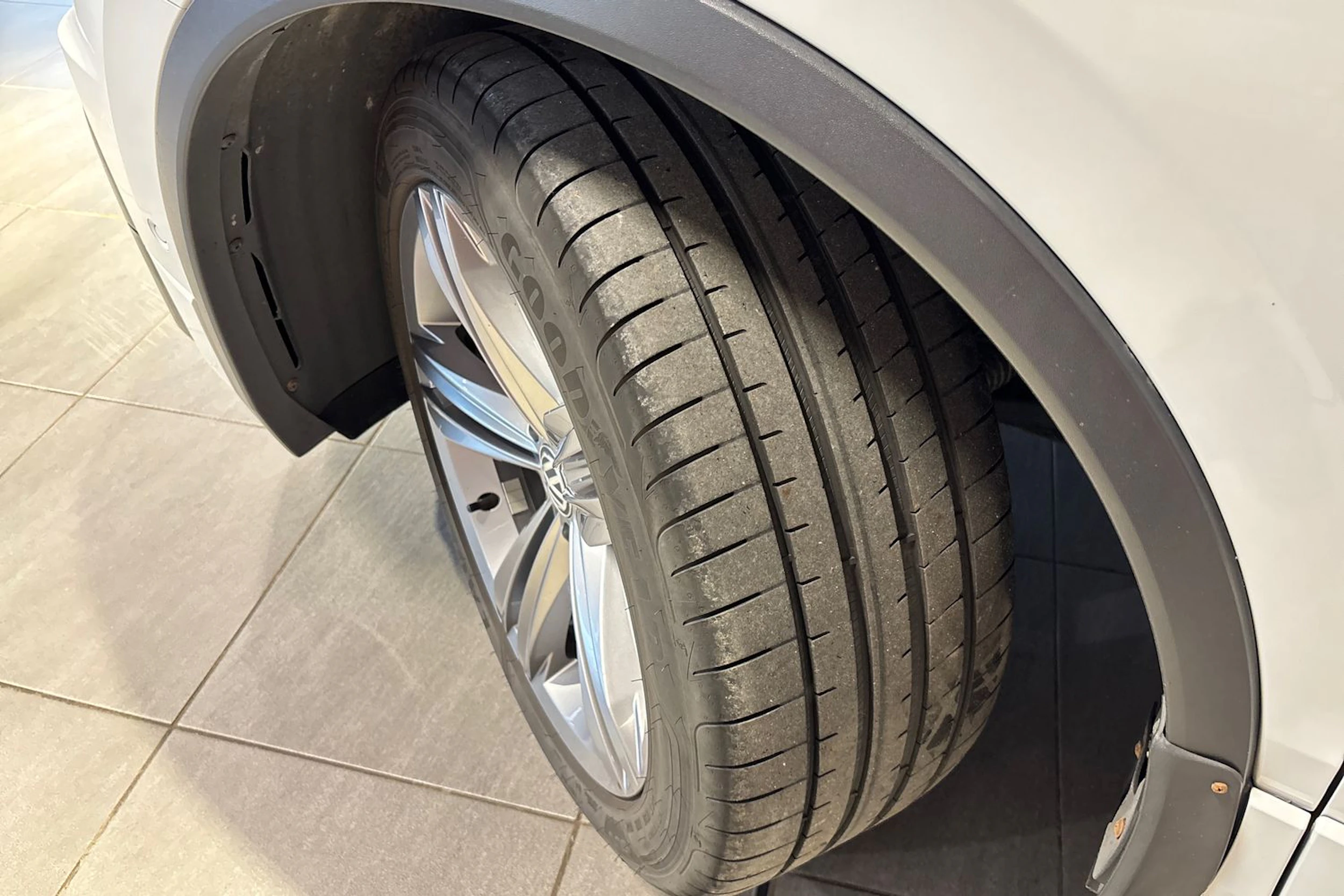 Valkoinen Volkswagen Tiguan 2019 kuva 10.