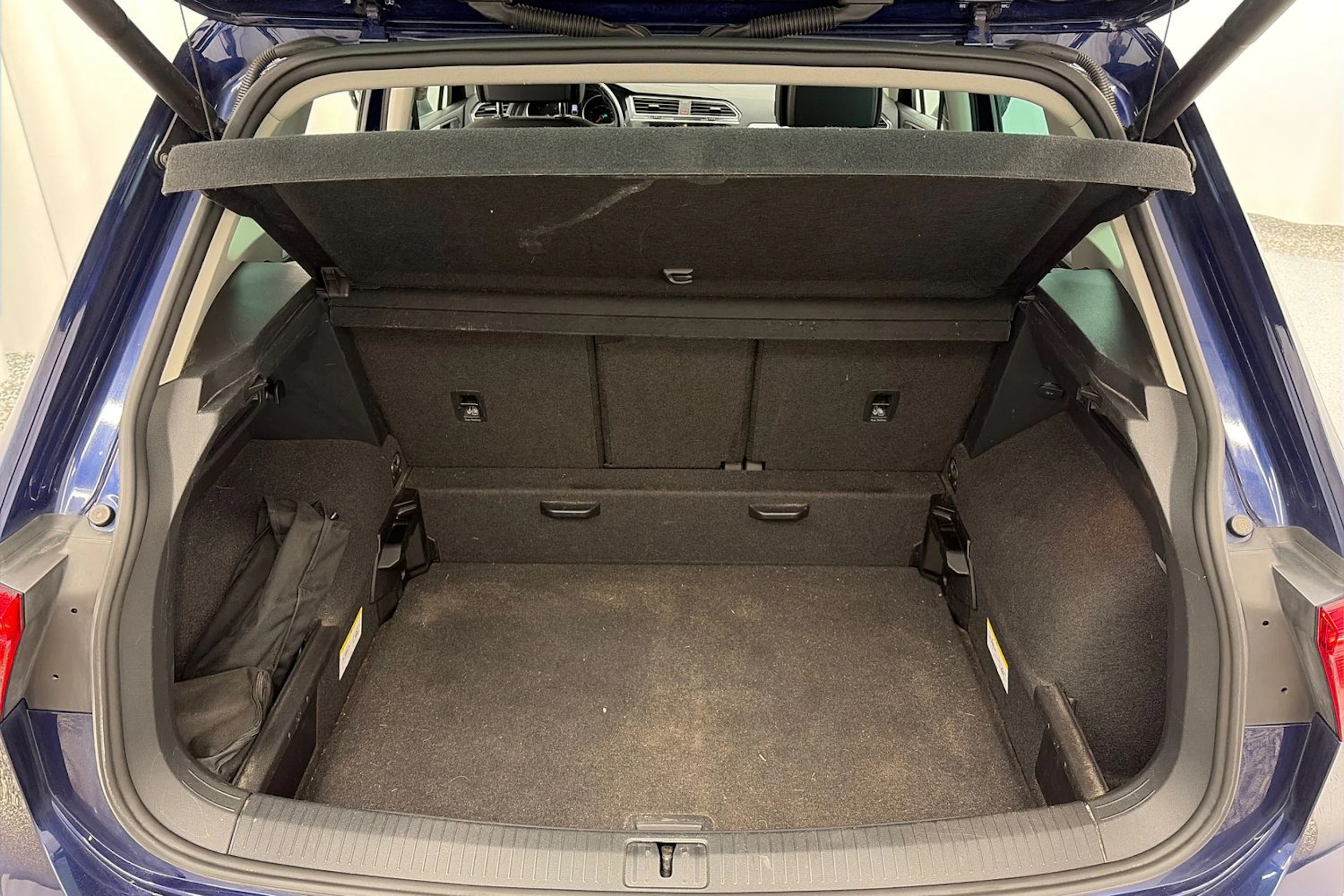 sininen Volkswagen Tiguan 2019 kuva 18.